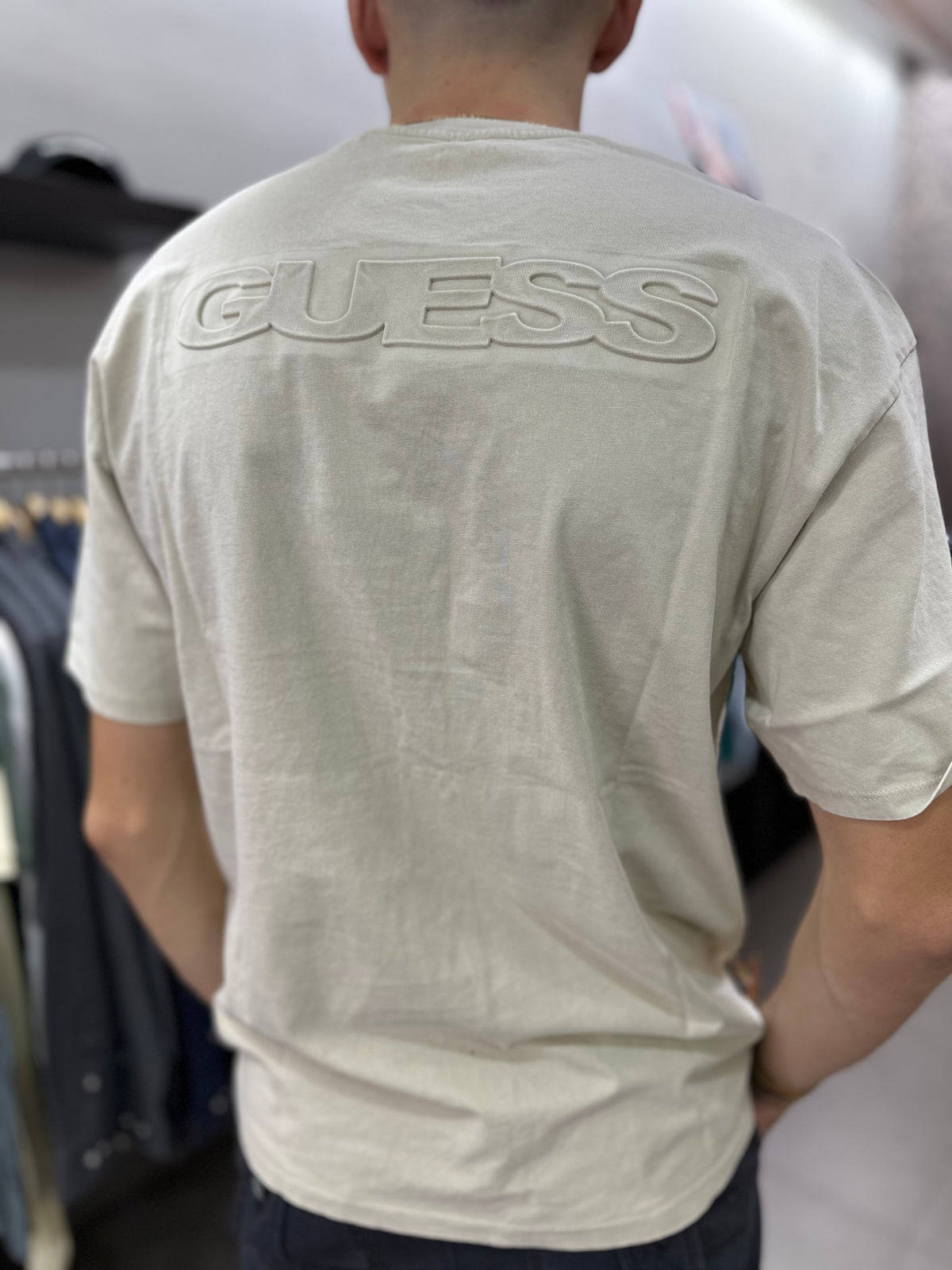 Camiseta Guess crema logo en la espalda