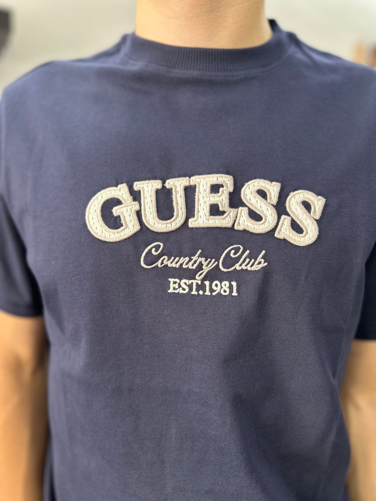 Camiseta Guess marina logo bordado