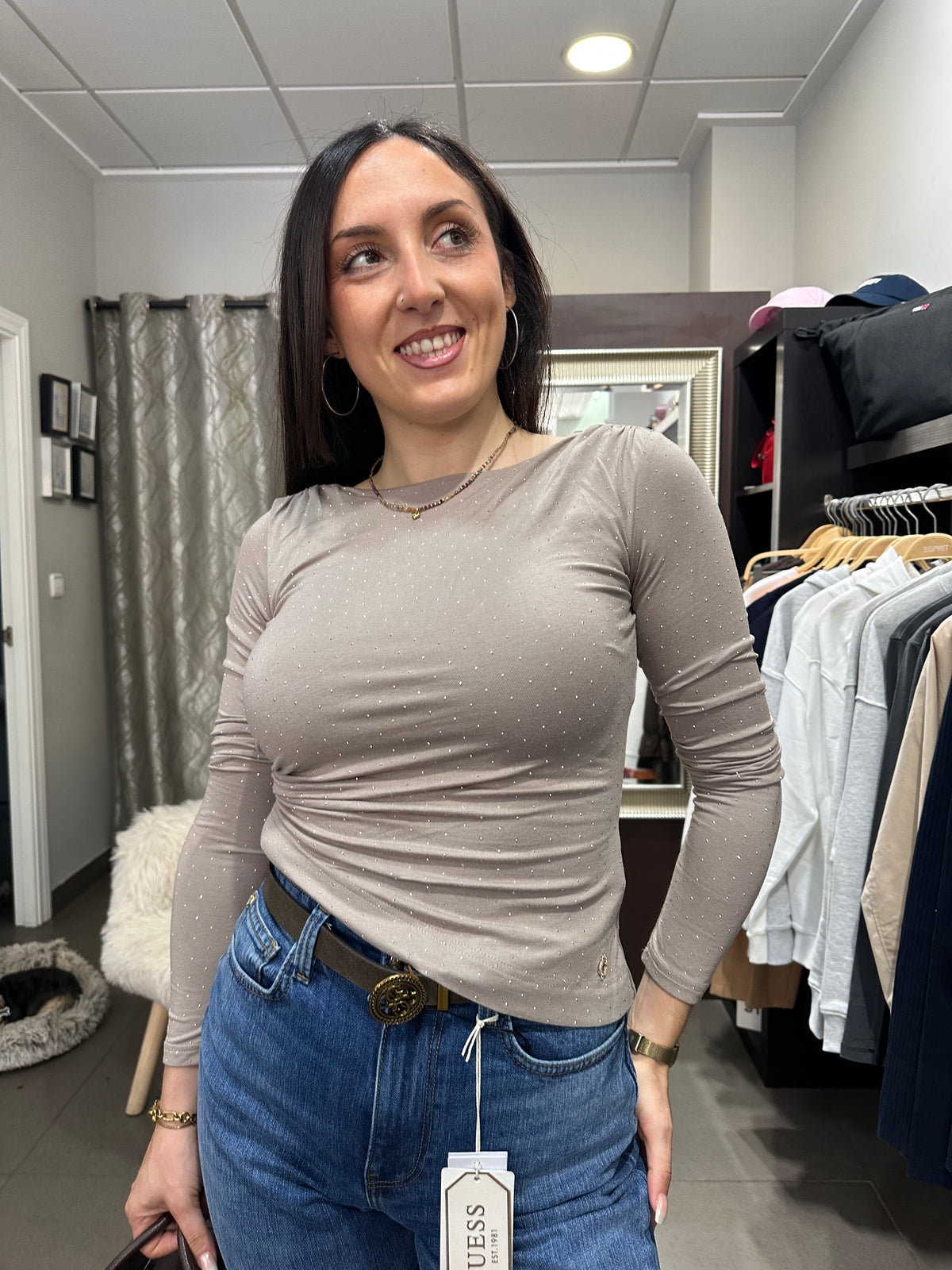 Camiseta Guess taupe asimétrica con brillo