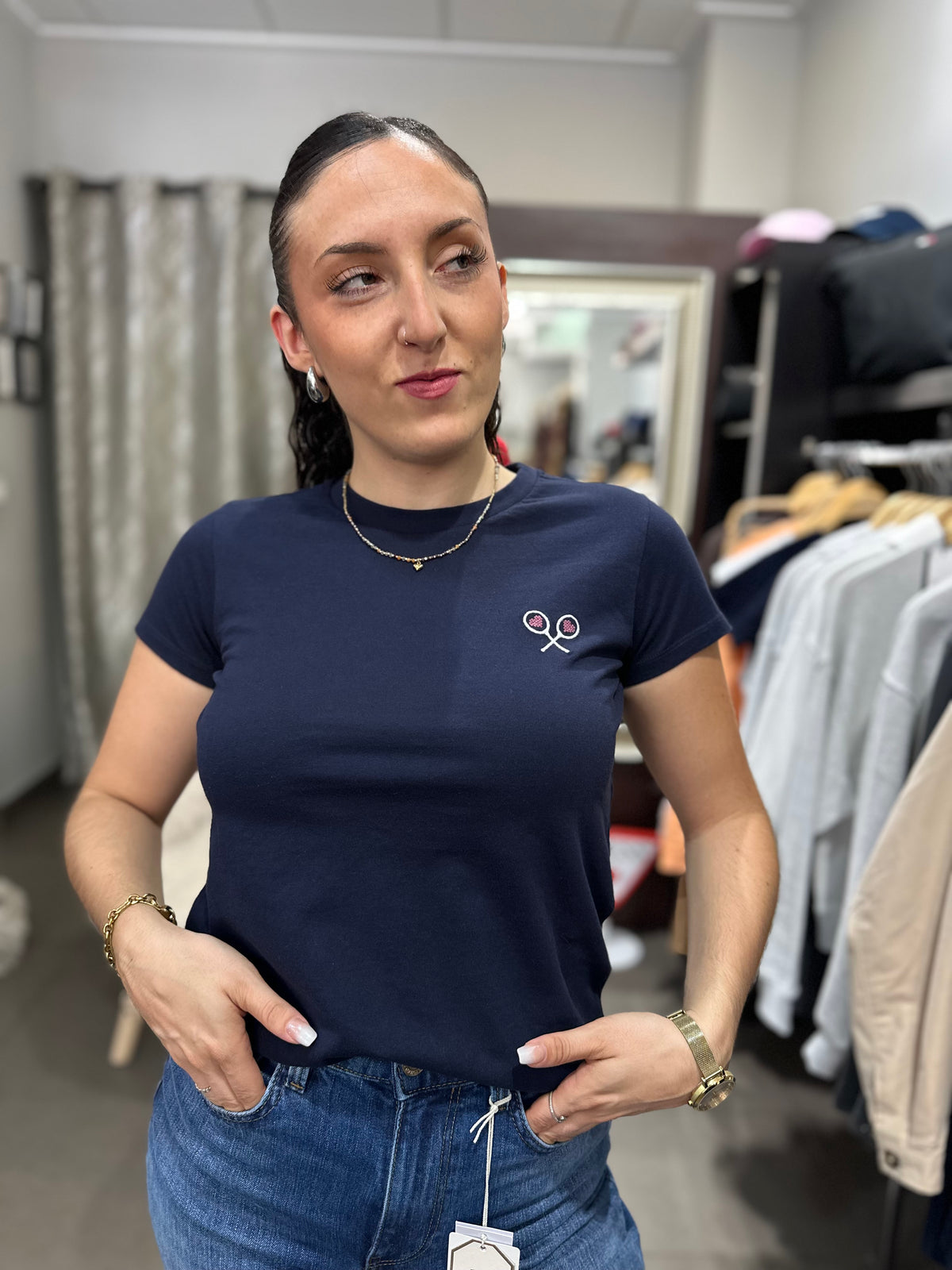 Camiseta silbon marina con logo con corazones bordado