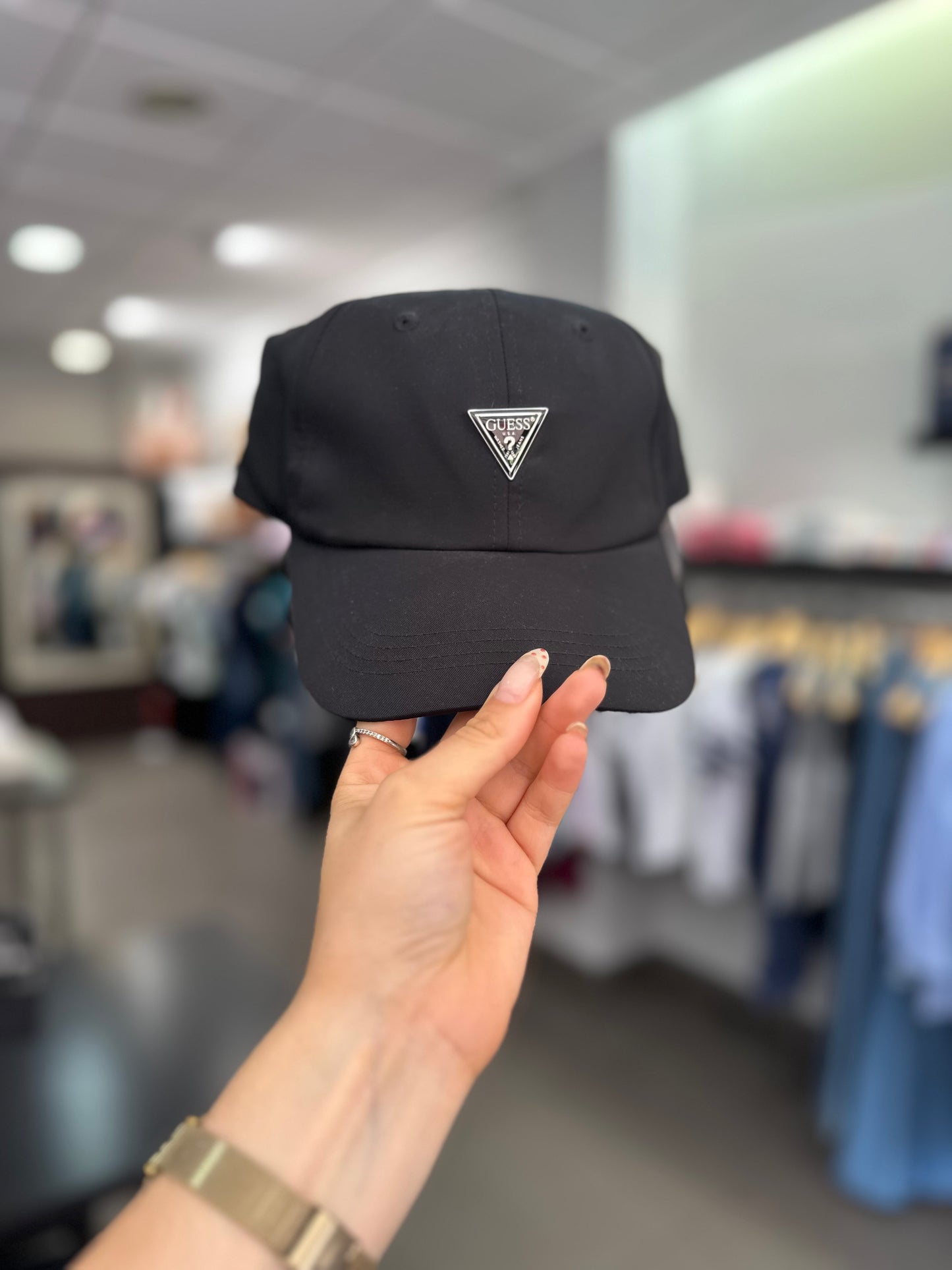 GORRA GUESS AZUL NEGRA CON LOGO NEGRO