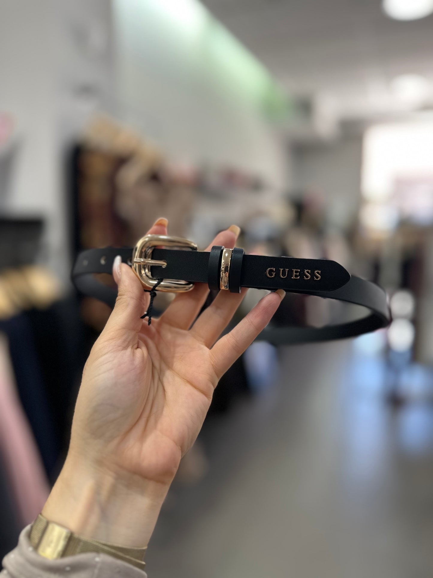 CINTURÓN GUESS NEGRO DETALLES DORADOS