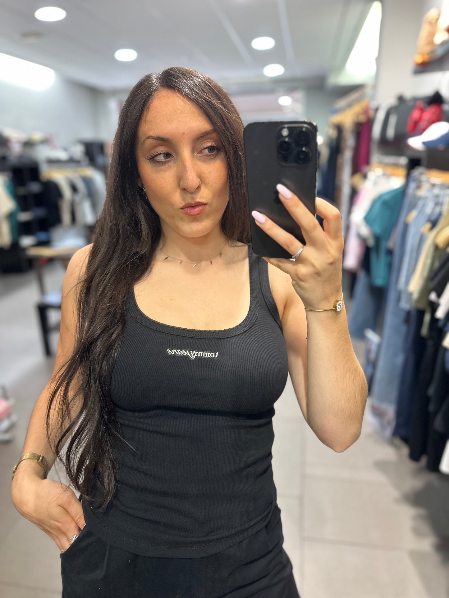Camiseta Tommy canalé negra tirante bordado