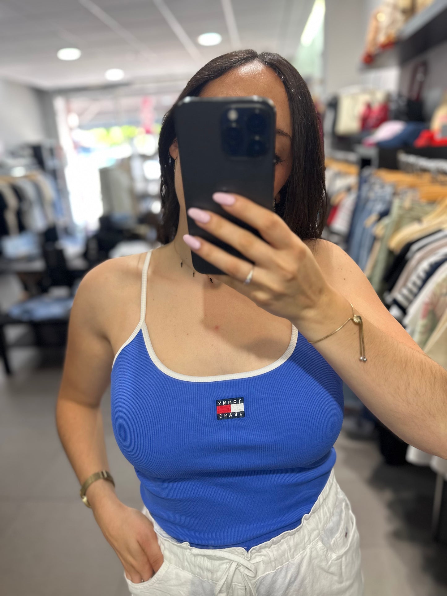 Camiseta Tommy canalé azul tirante vivo en blanco