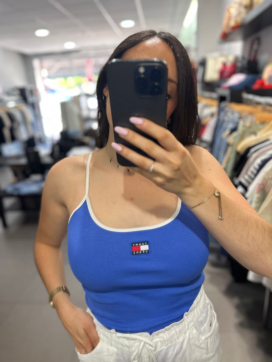 Camiseta Tommy canalé azul tirante vivo en blanco