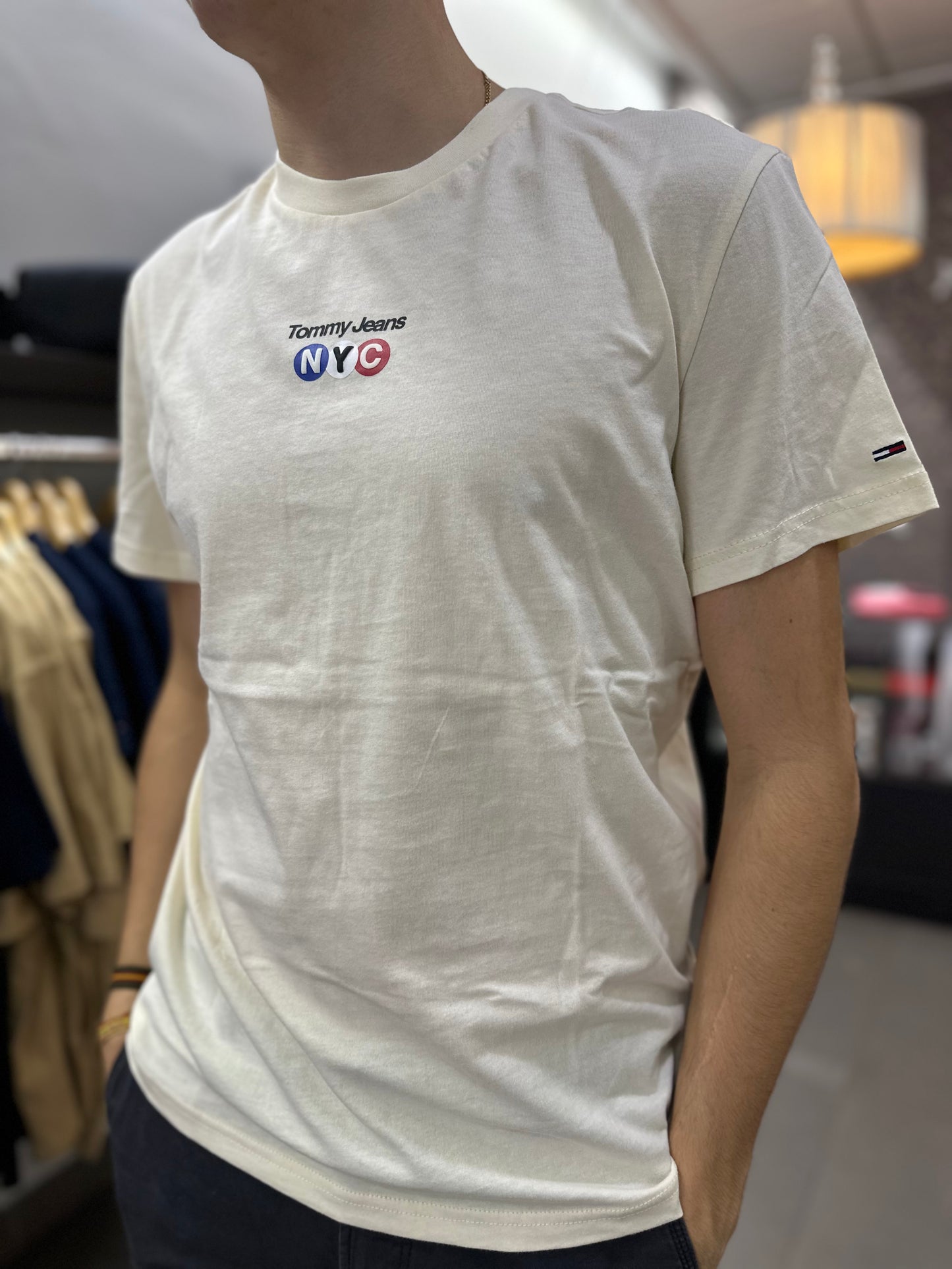 Camiseta Tommy crema logo NYC en colores bandera