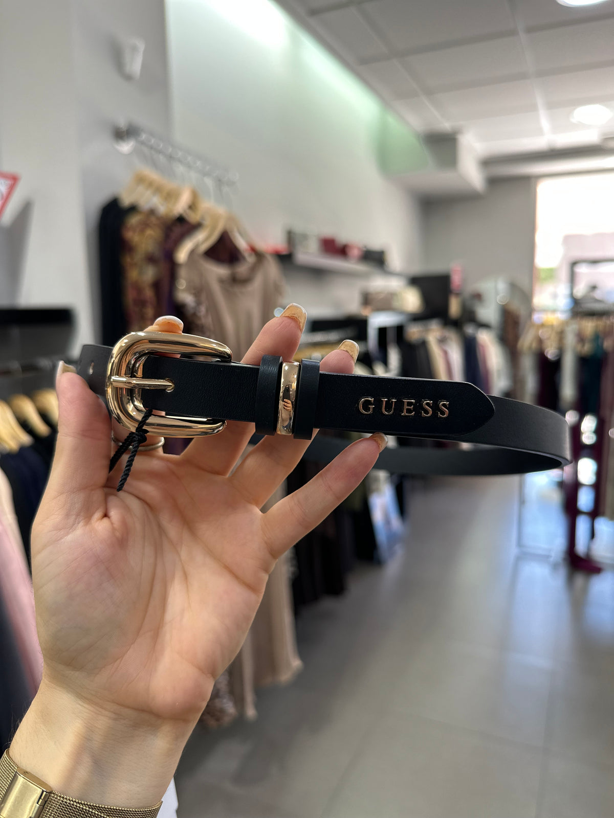 CINTURÓN GUESS NEGRO DETALLES DORADOS