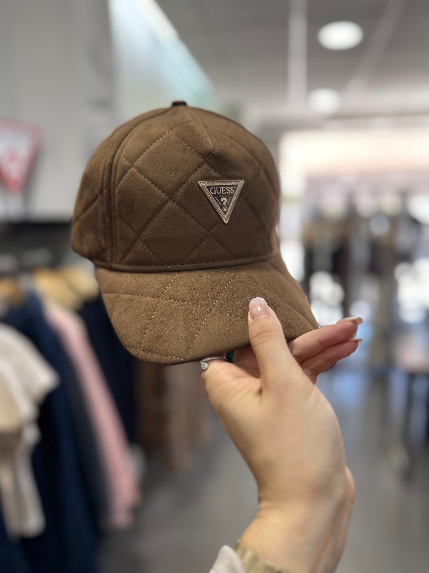 GORRA GUESS CHOCOLATE ACOLCHADA