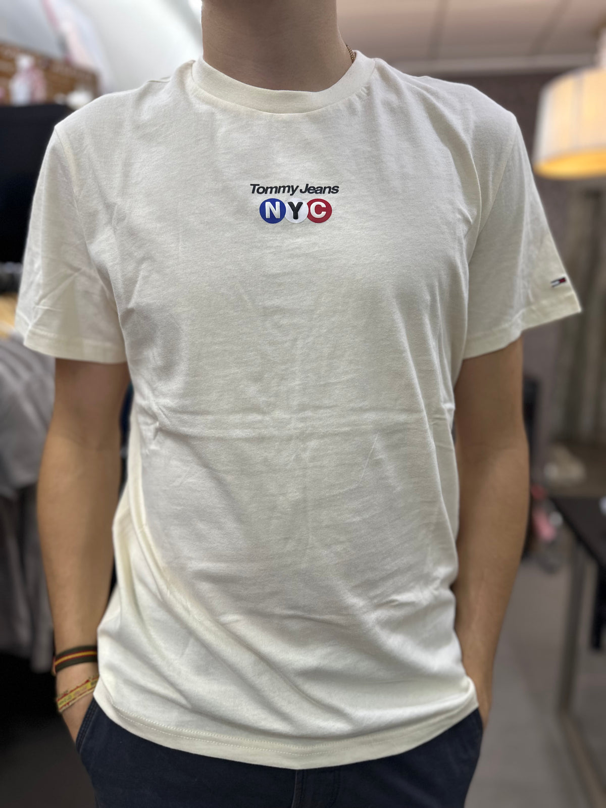 Camiseta Tommy crema logo NYC en colores bandera