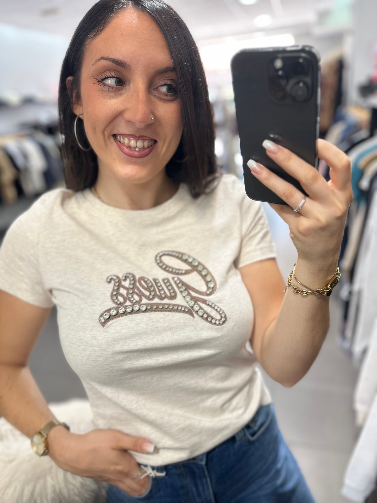 Camiseta Guess beige jaspeada con logo bordado marrón chocolate y brillo rosa