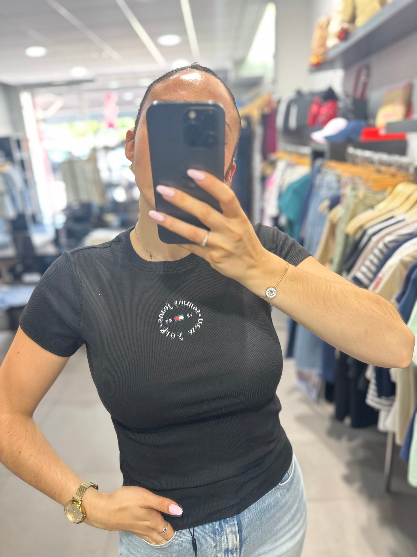 Camiseta Tommy canalé negro logo redondo