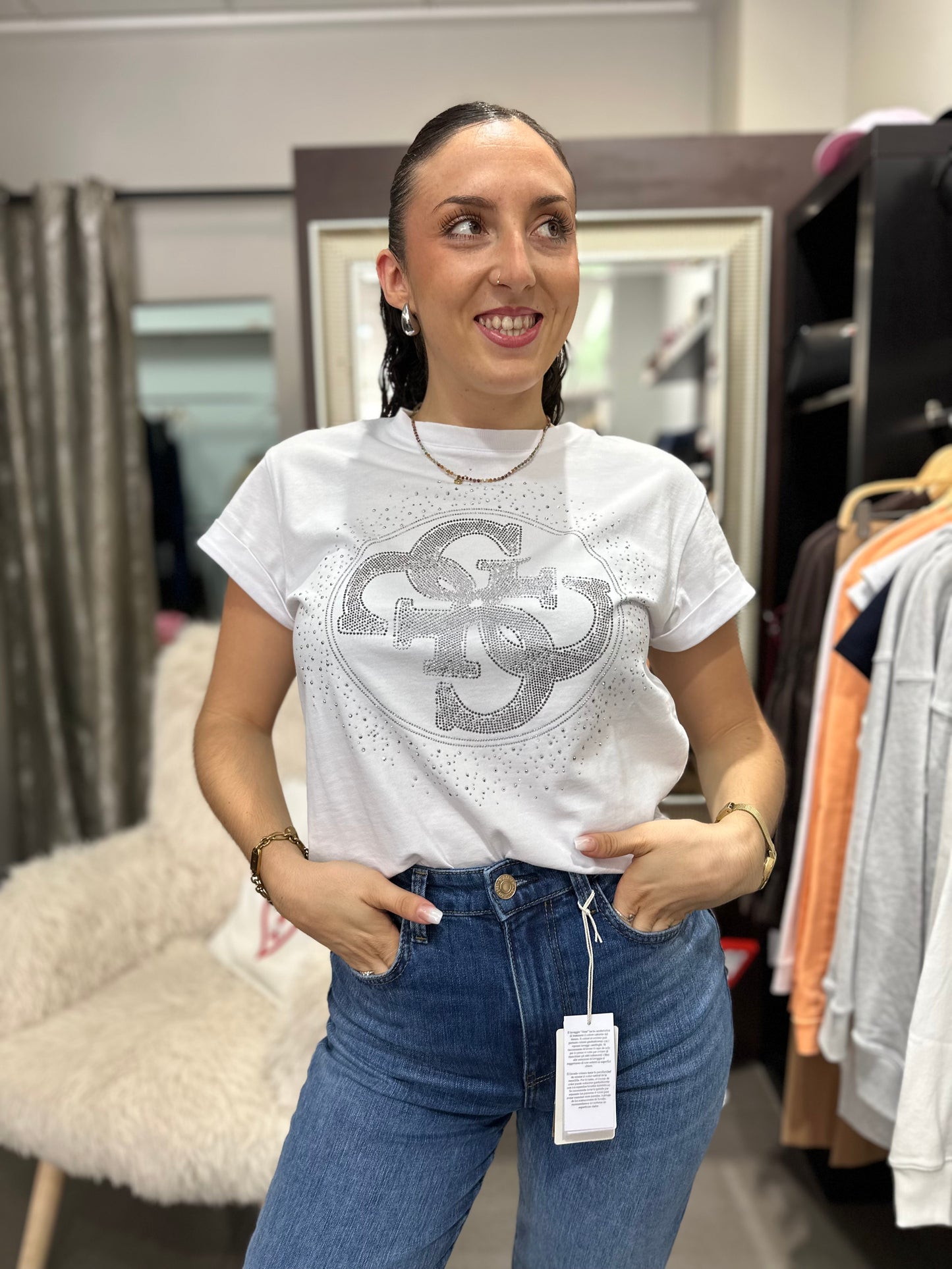 Camiseta Guess cuadrada logo 4g brillo blanca