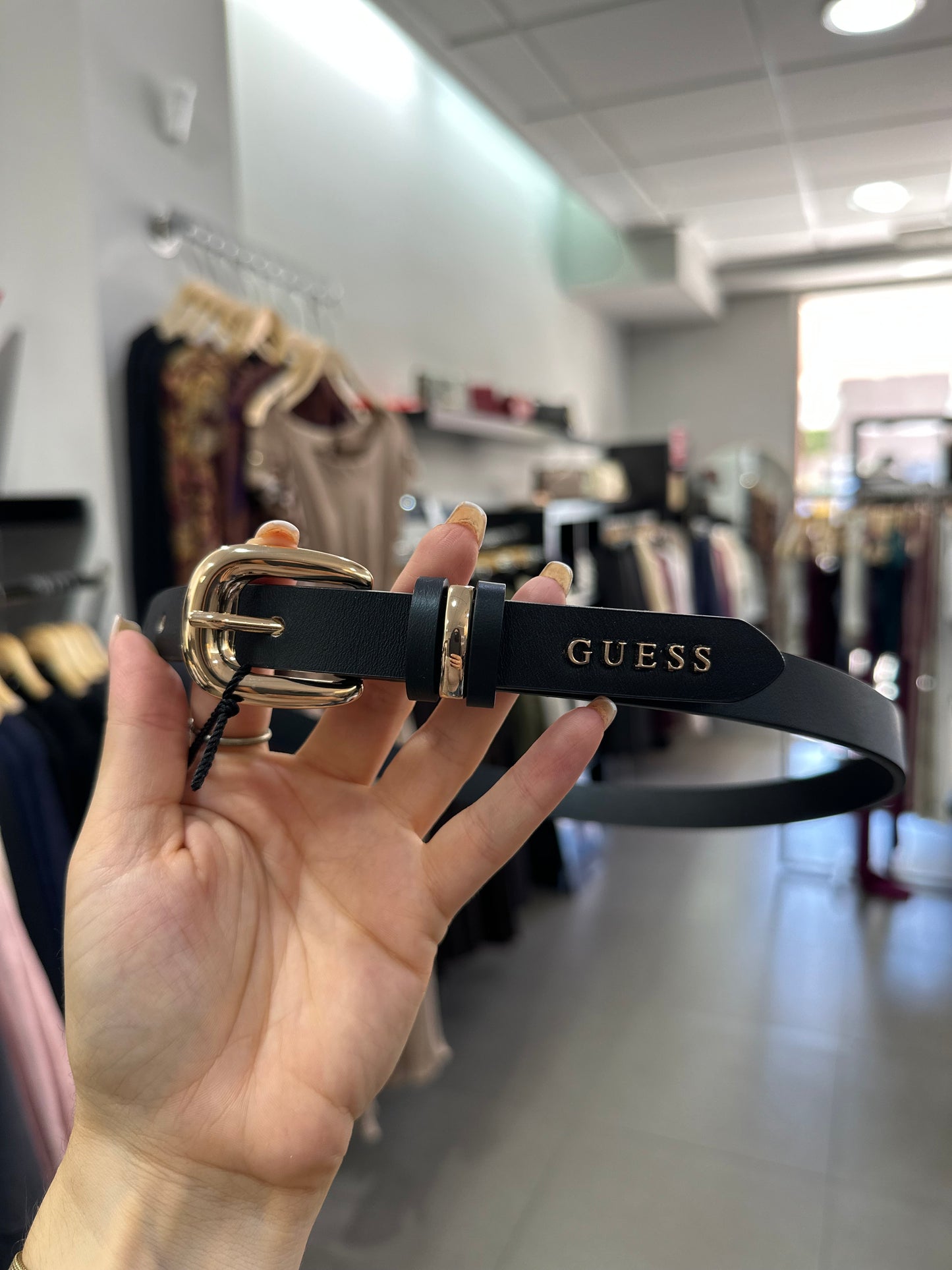 CINTURÓN GUESS NEGRO DETALLES DORADOS
