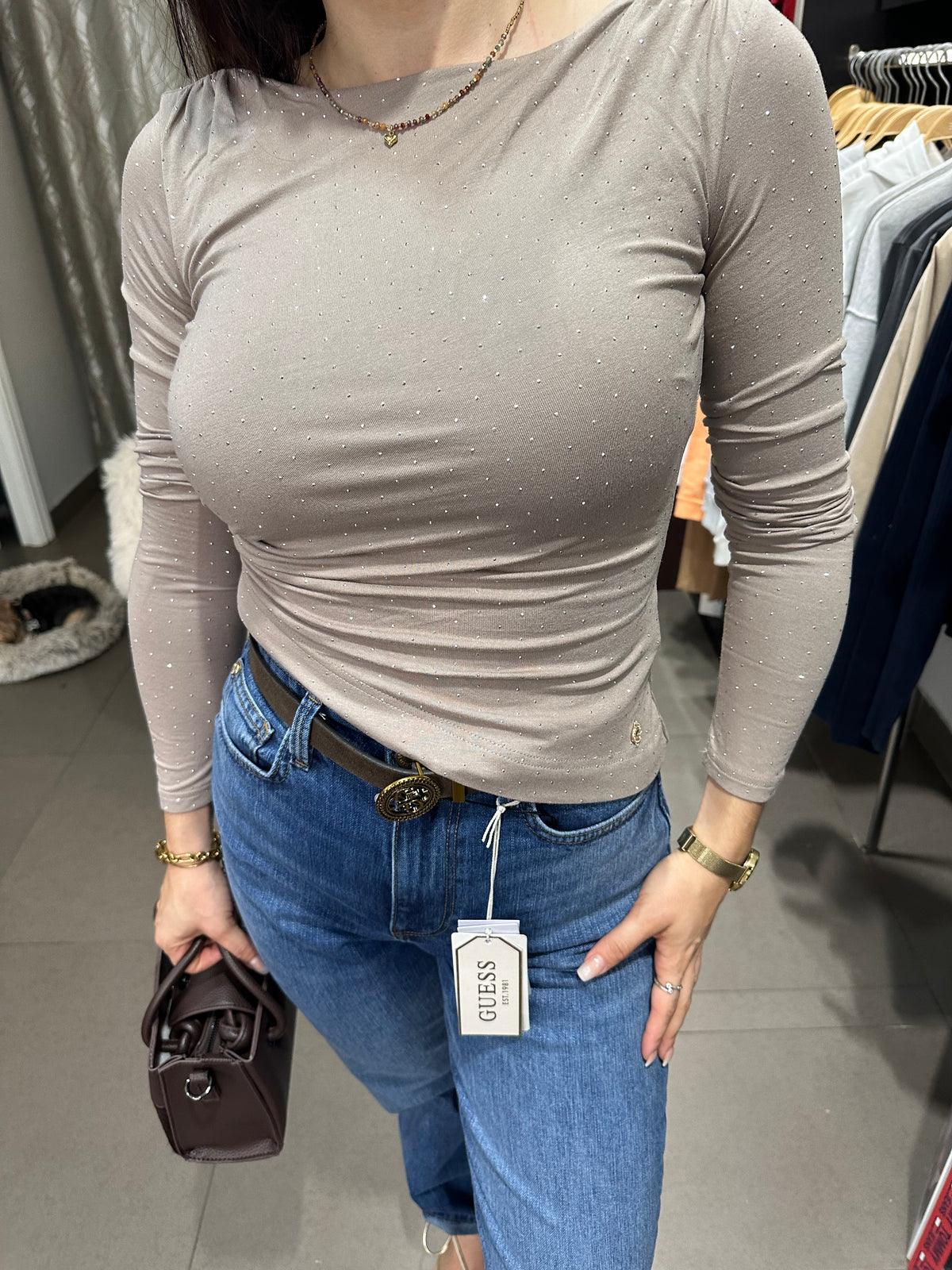 Camiseta Guess taupe asimétrica con brillo