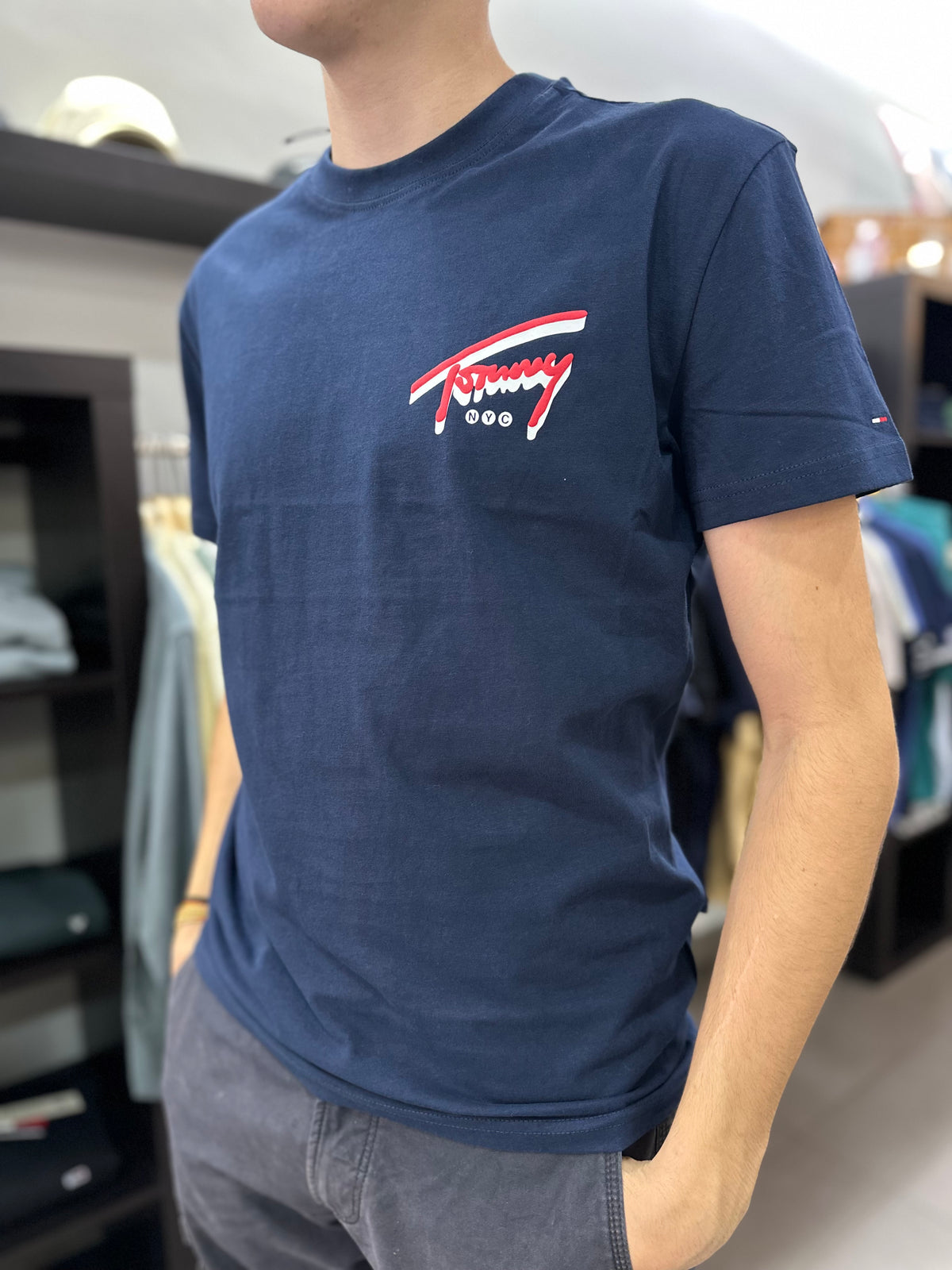 Camiseta Tommy marina logo en la espalda rojo