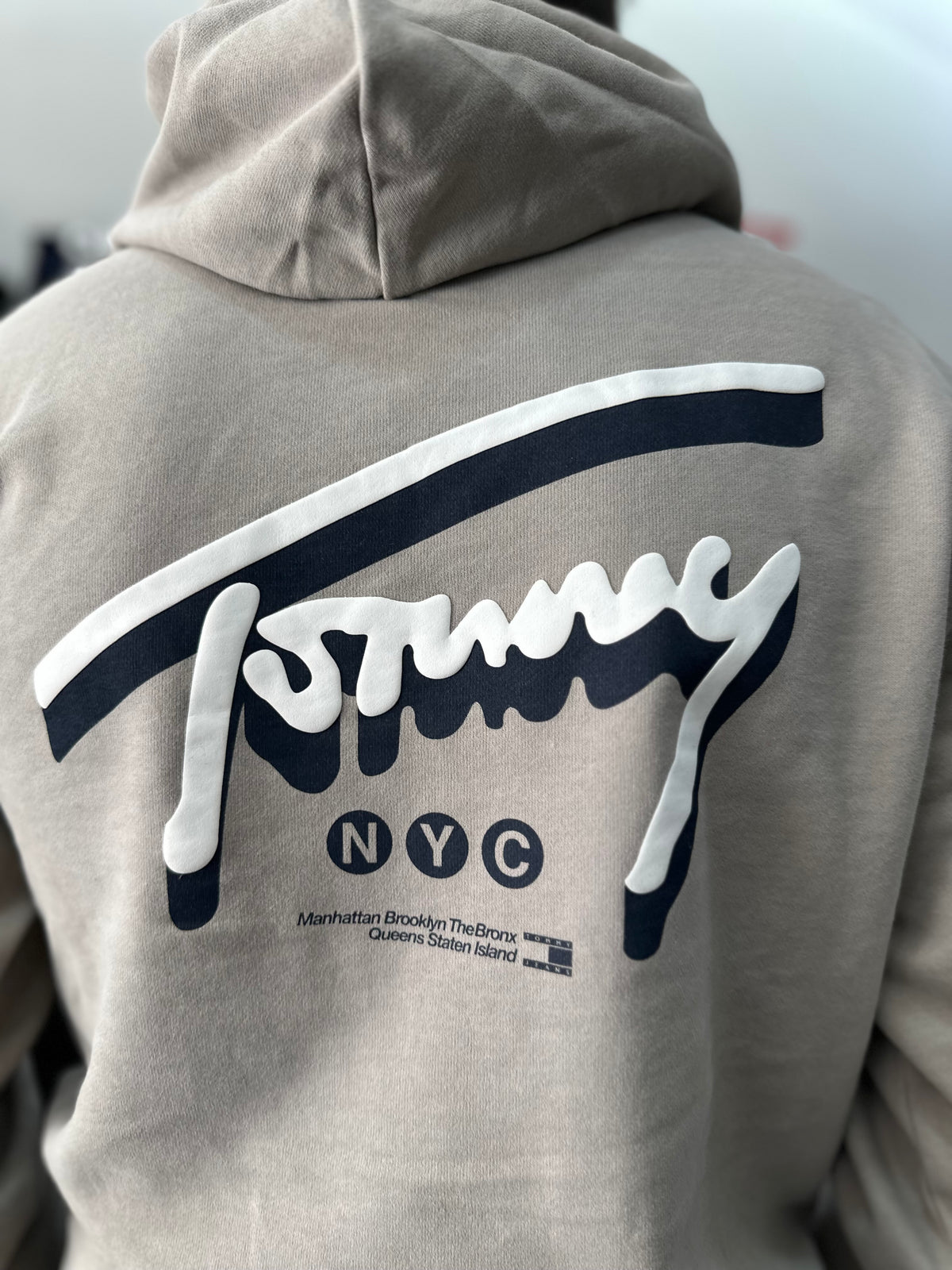 Sudadera Tommy TAUPE logo espalda con capucha