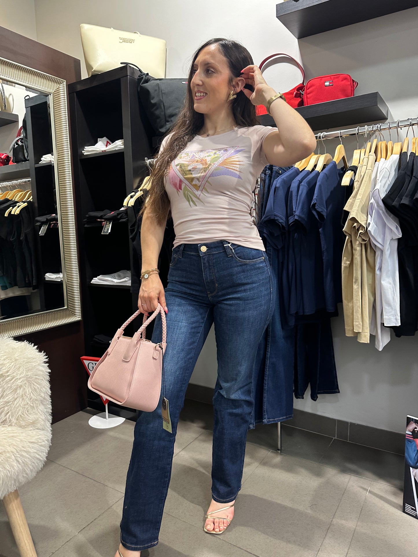 Camiseta Guess rosa con logo flores brillo