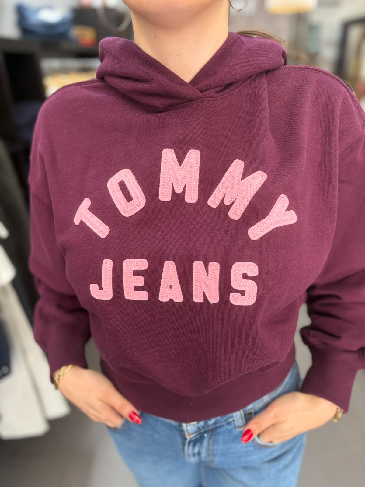 Sudadera Tommy berenjena con logo rosa con capucha