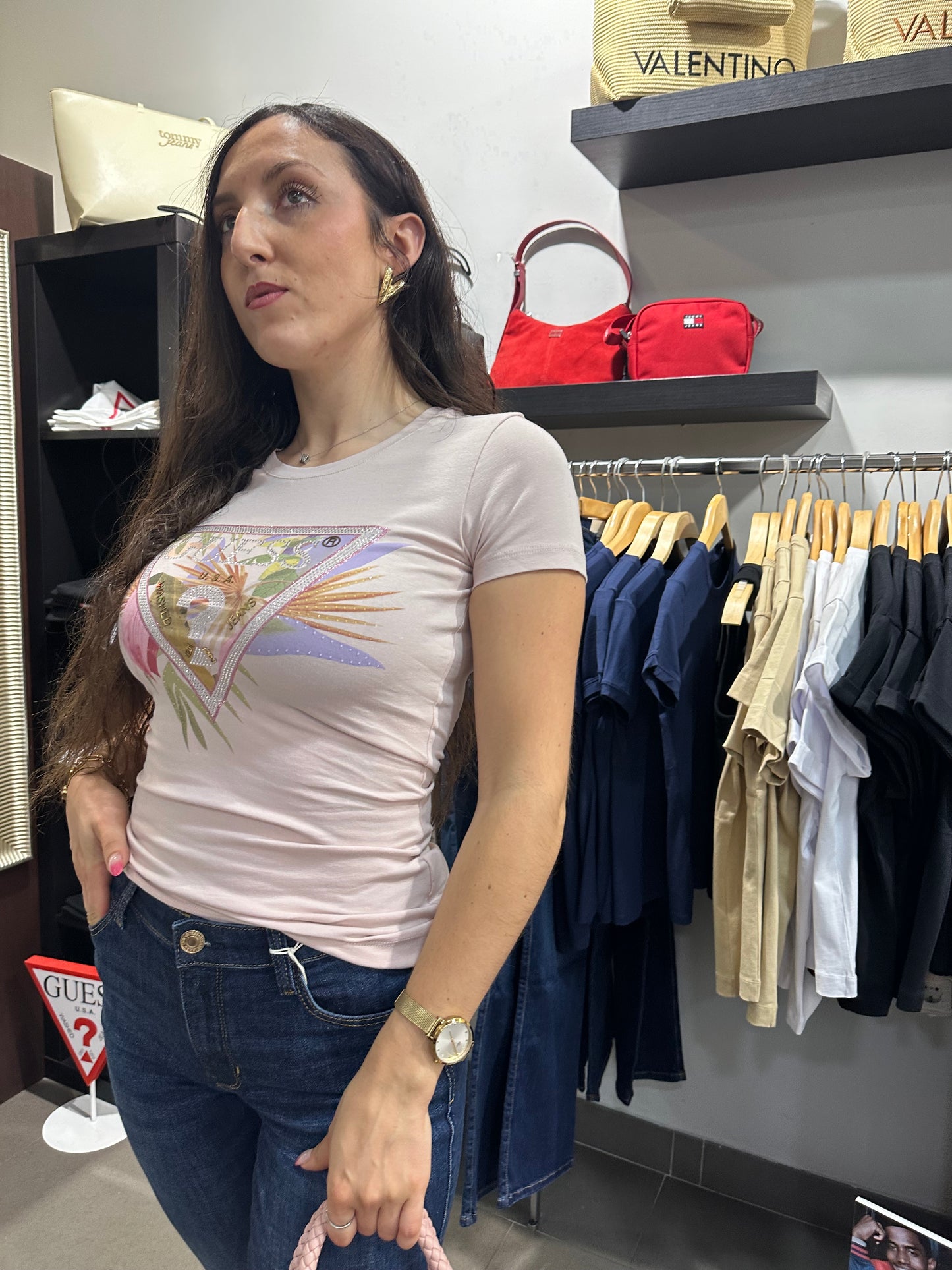 Camiseta Guess rosa con logo flores brillo