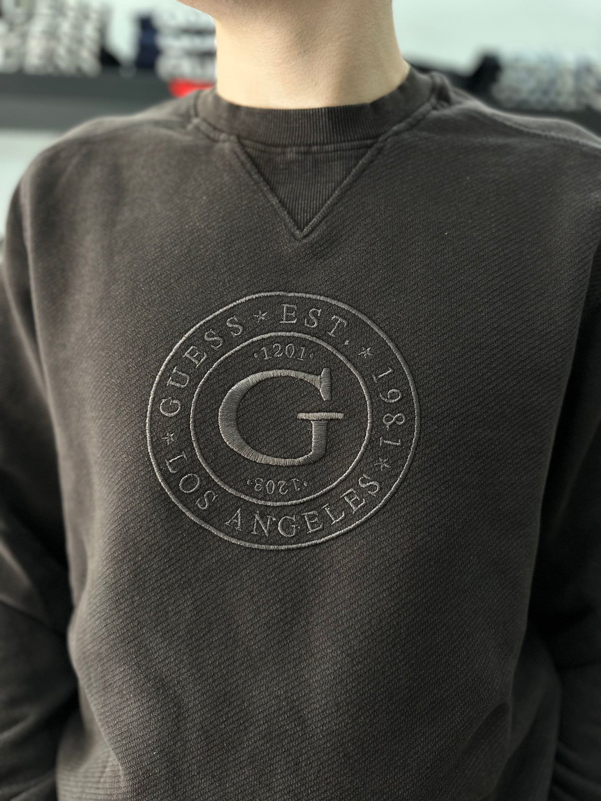 Sudadera Guess marrón chocolate logo bordado