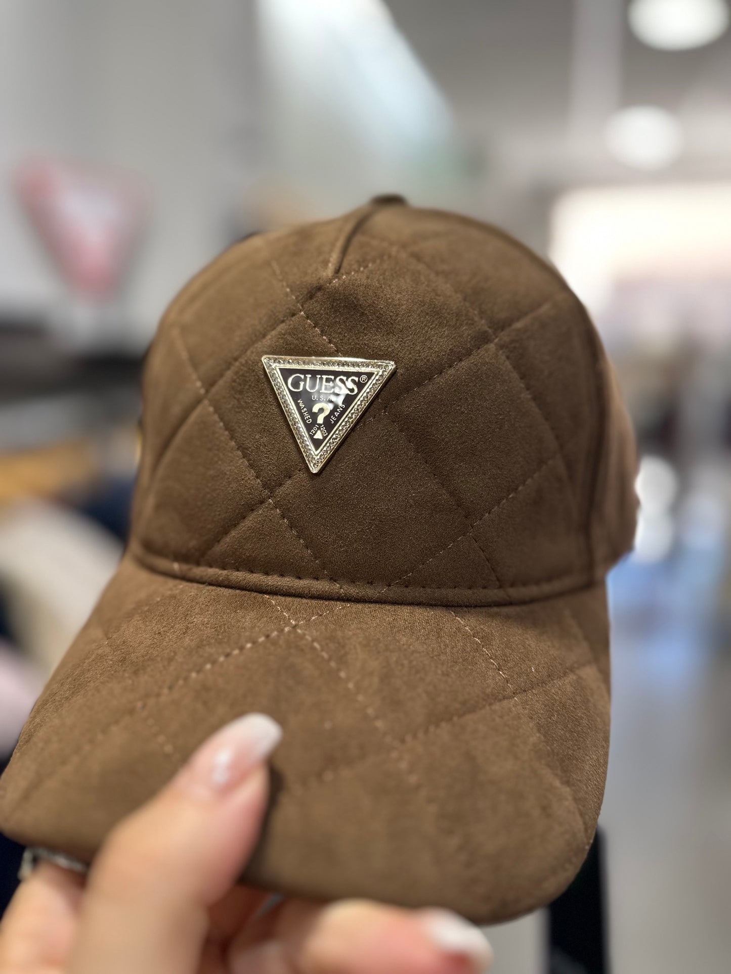 GORRA GUESS CHOCOLATE ACOLCHADA