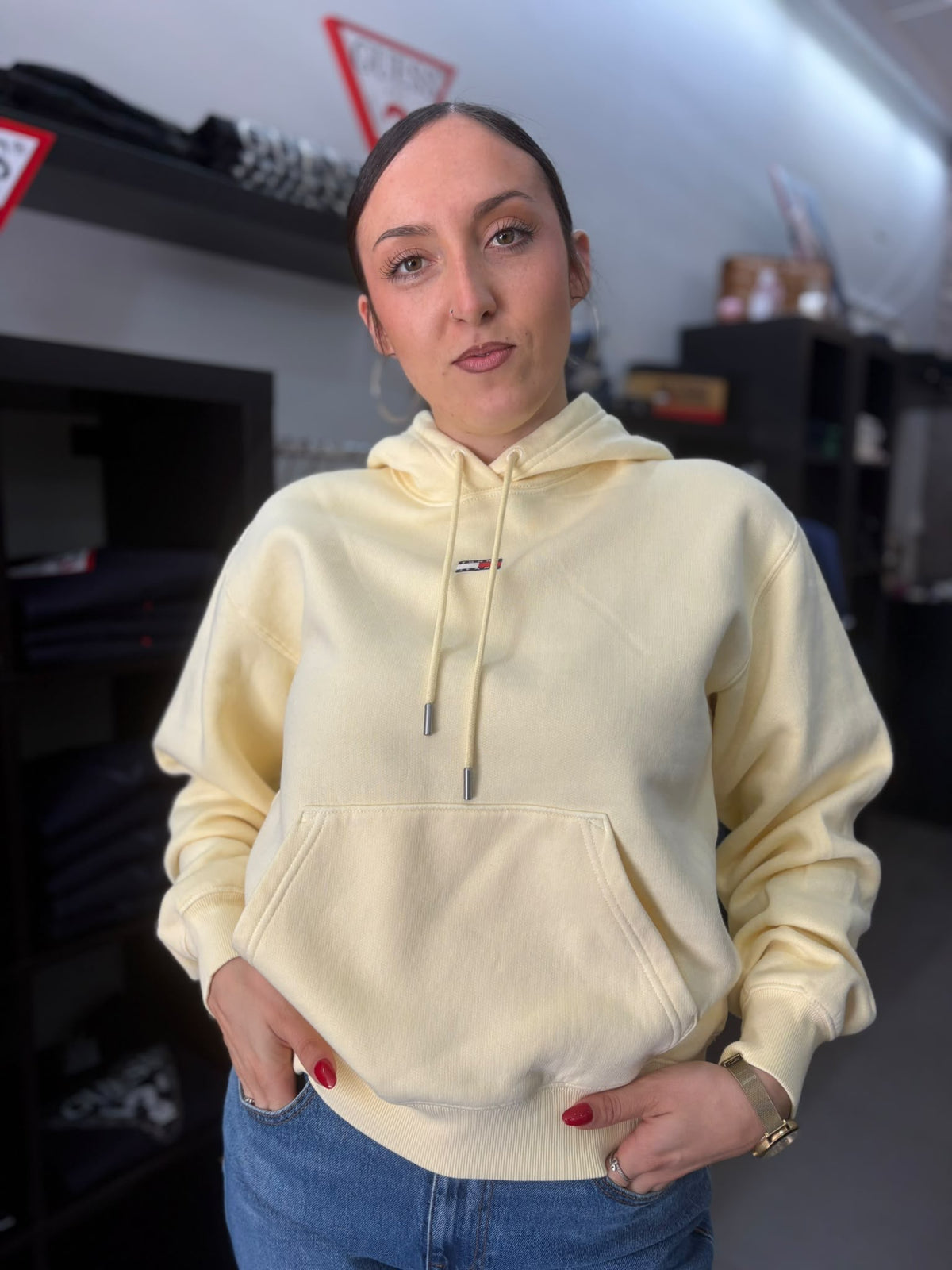 Sudadera Tommy amarillo mantequilla con capucha