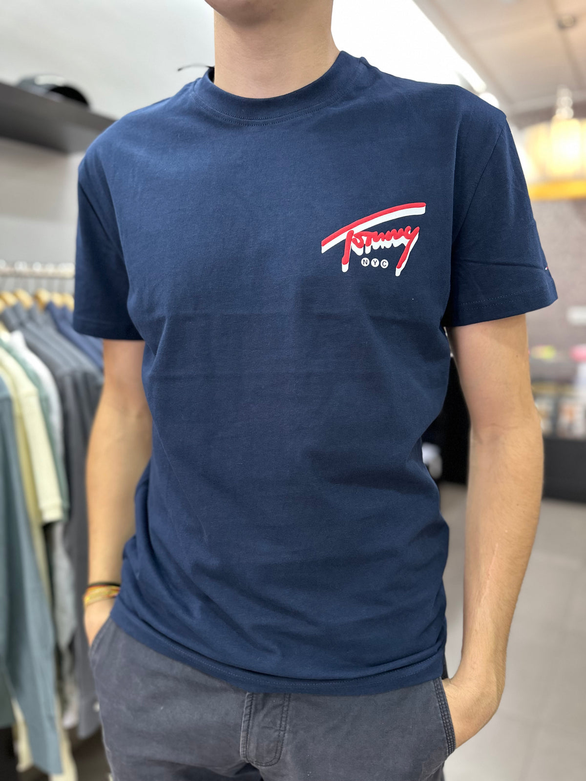 Camiseta Tommy marina logo en la espalda rojo
