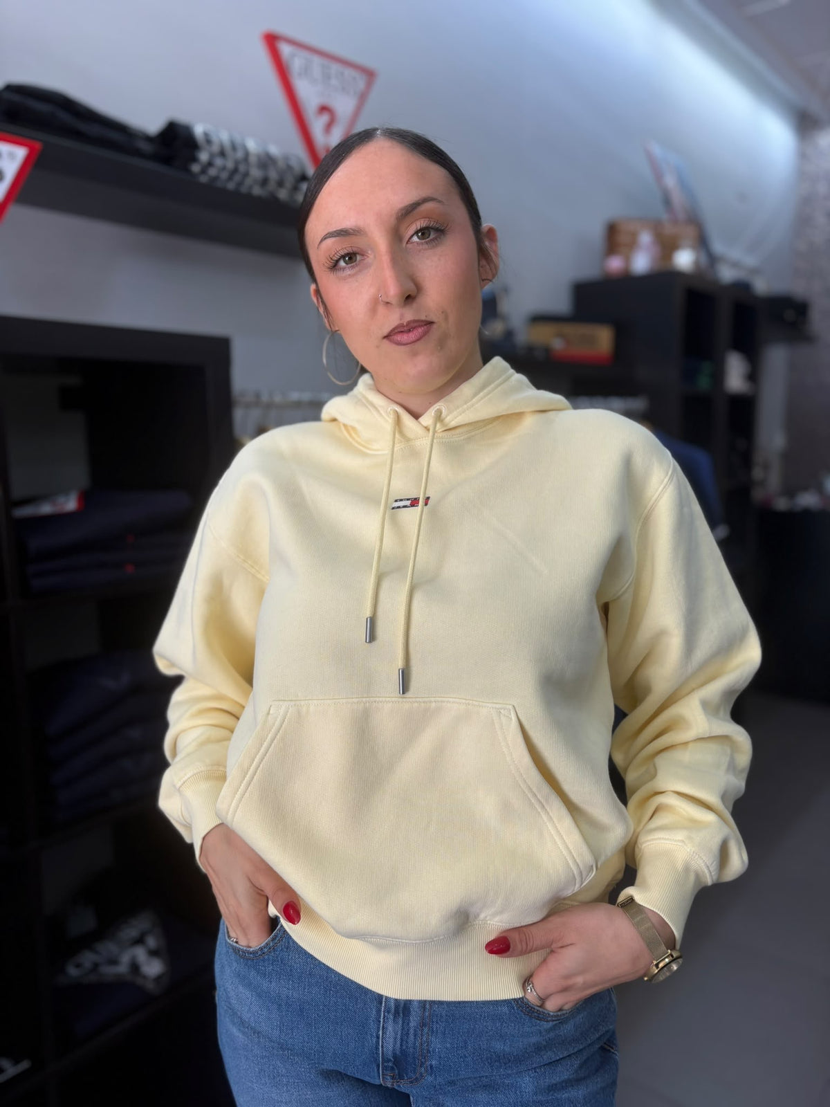 Sudadera Tommy amarillo mantequilla con capucha