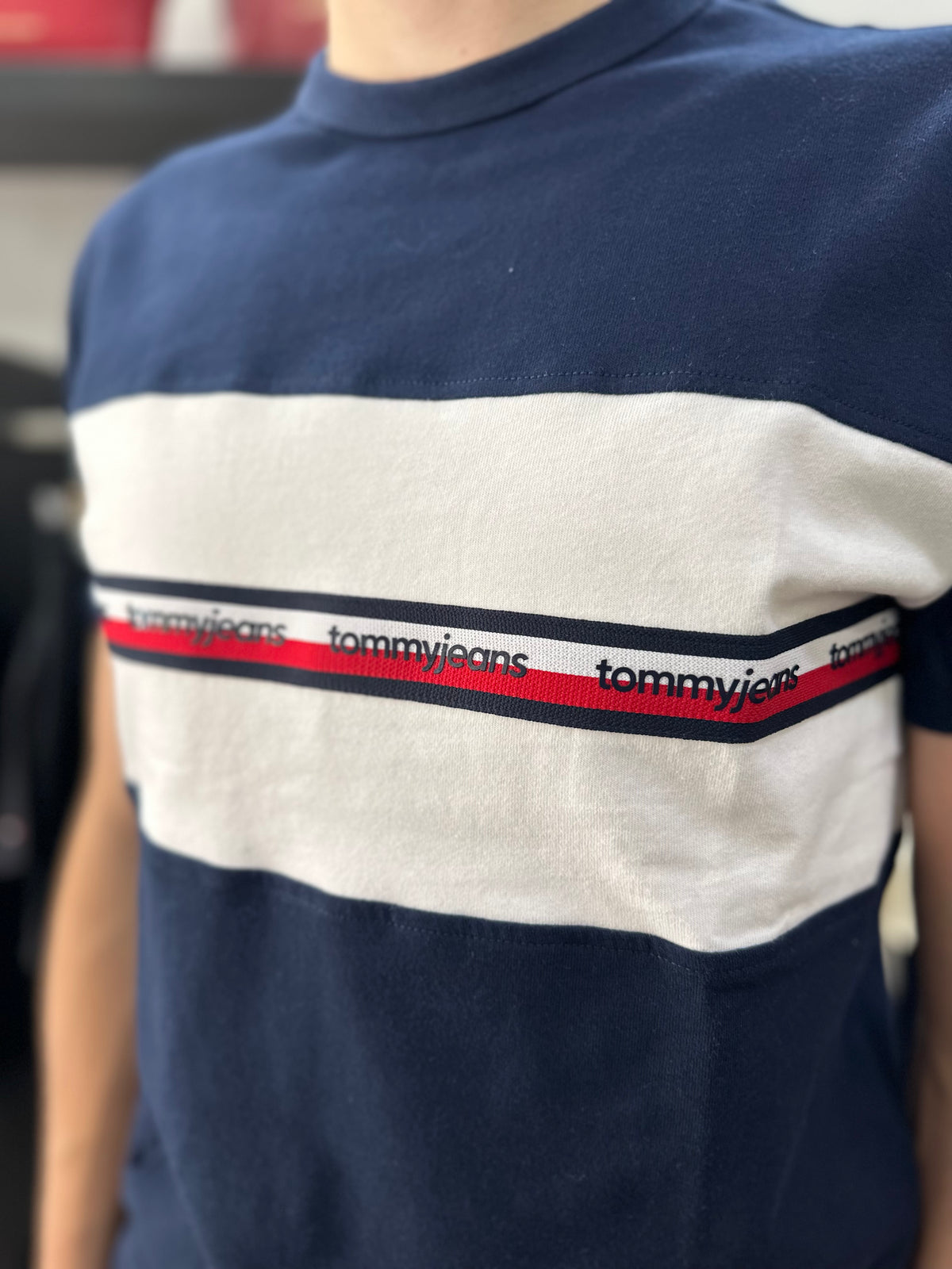 Camiseta Tommy marina banda logo bordada