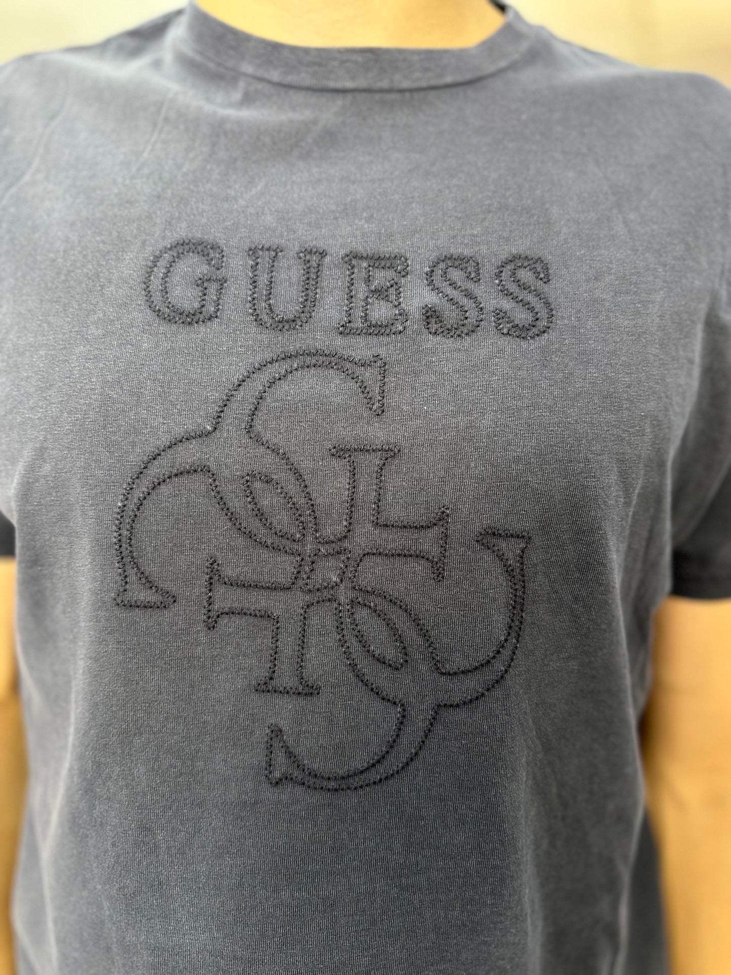 Camiseta Guess efecto denim marina logo 4g bordado