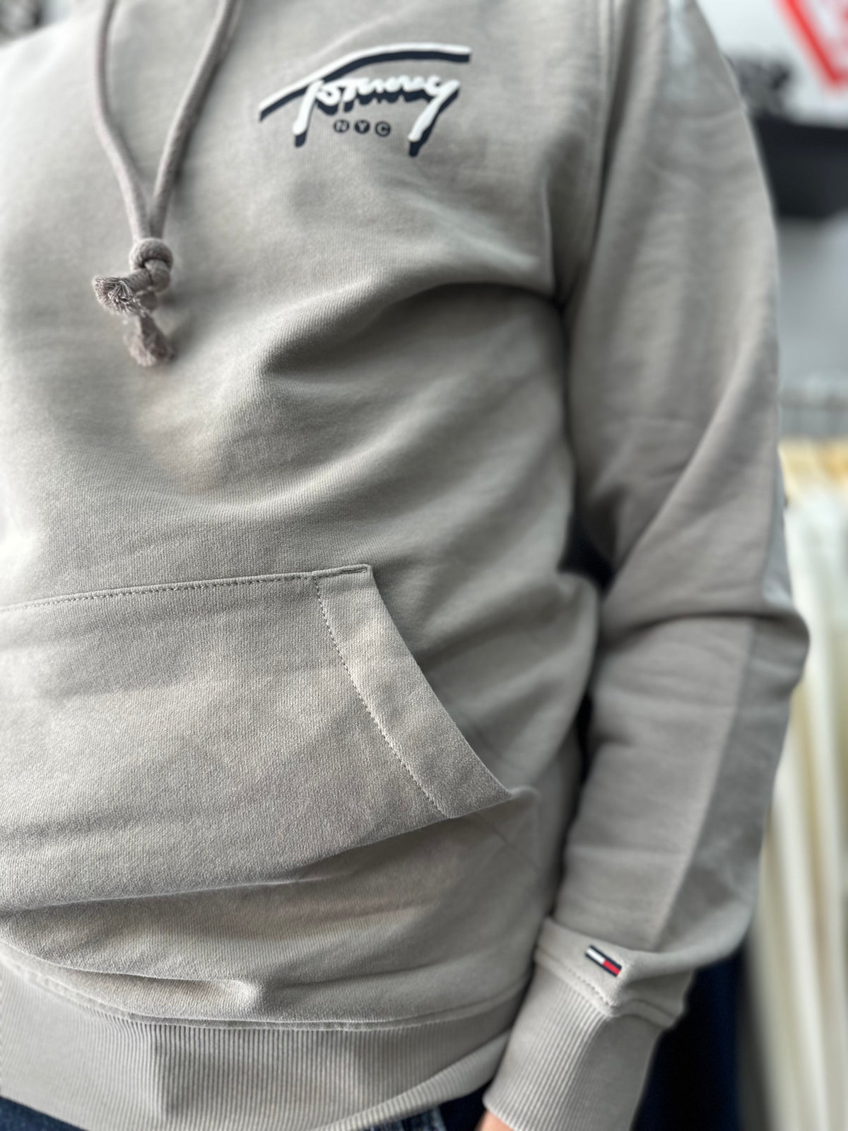 Sudadera Tommy TAUPE logo espalda con capucha