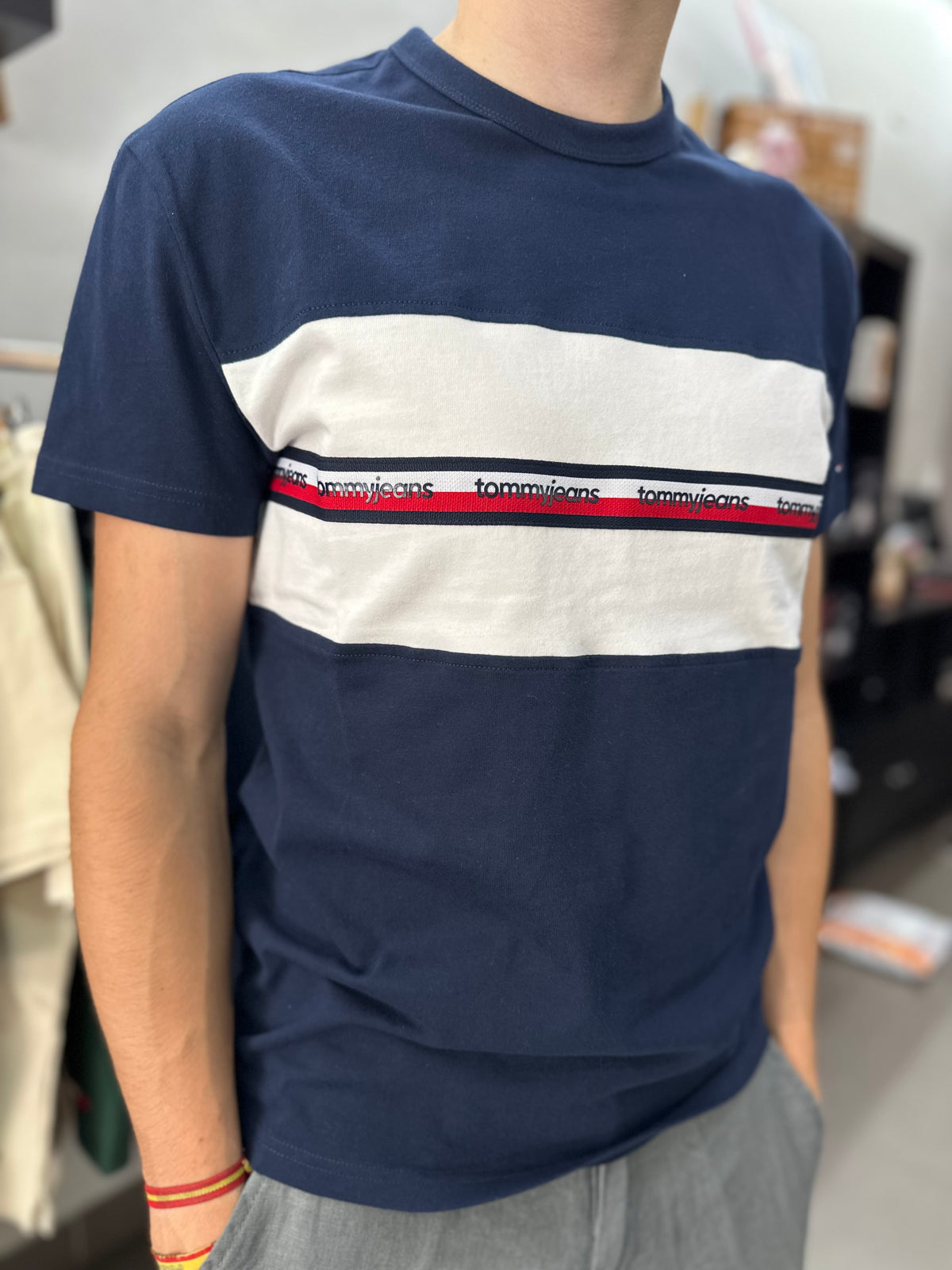 Camiseta Tommy marina banda logo bordada