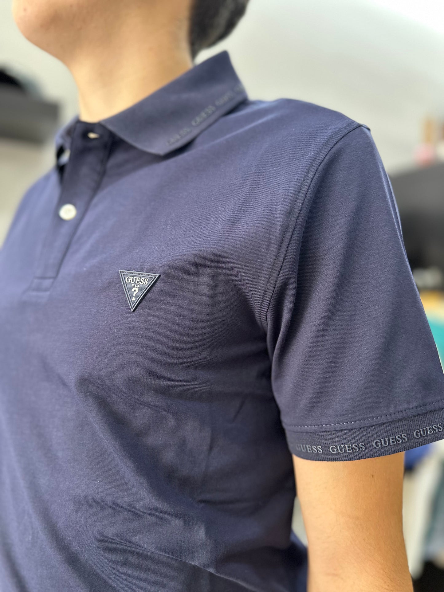 Polo Guess marino con logo en cuello y mangas