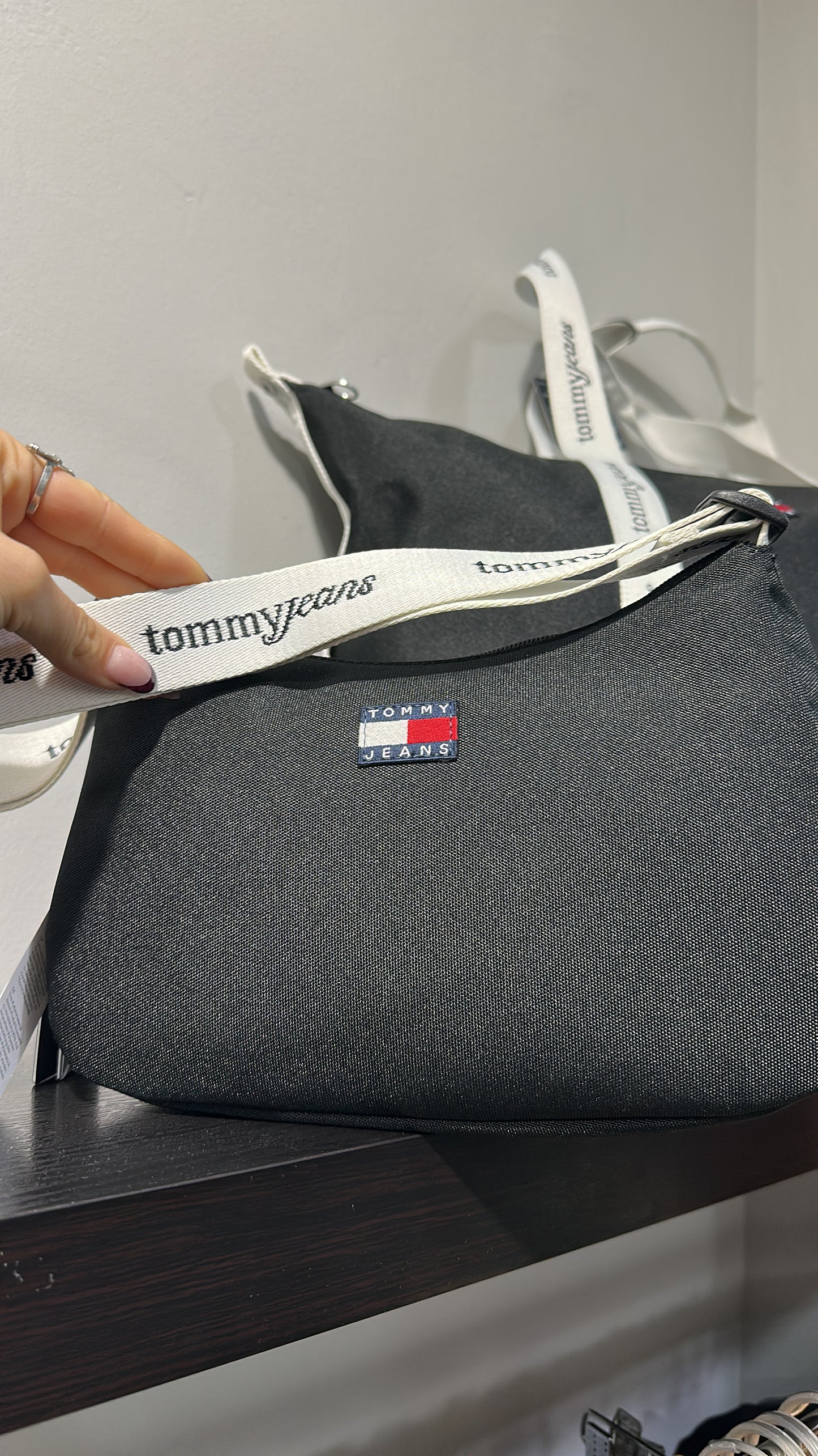 BANDOLERA TOMMY CINTA LOGO NEGRA
