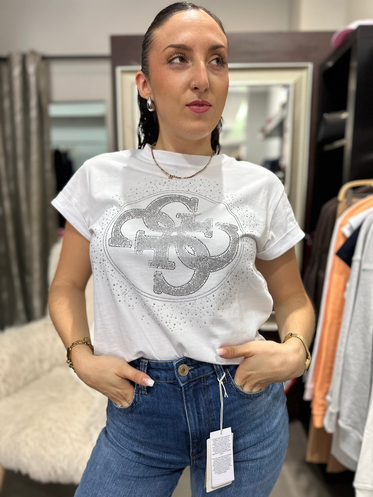 Camiseta Guess cuadrada logo 4g brillo blanca
