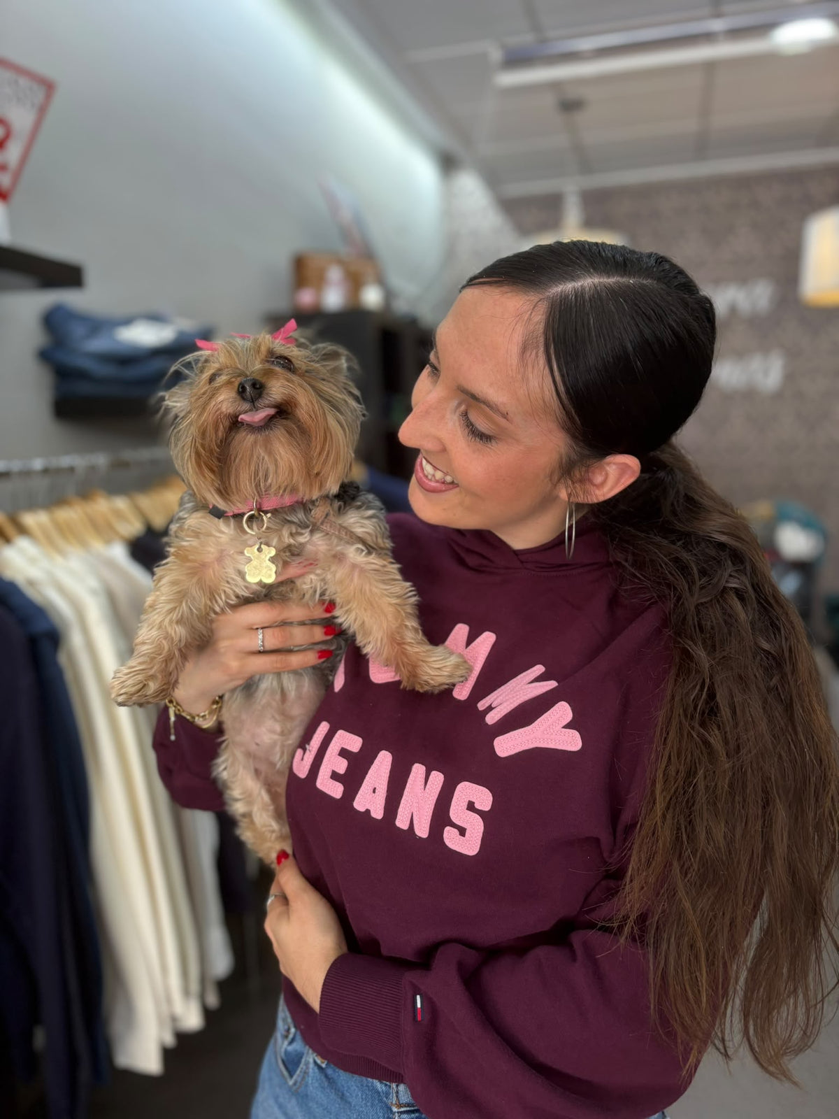 Sudadera Tommy berenjena con logo rosa con capucha