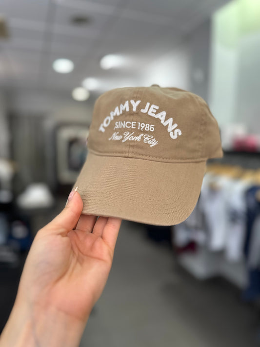 GORRA TOMMY JEANS CAMEL EFECTO VAQUERA