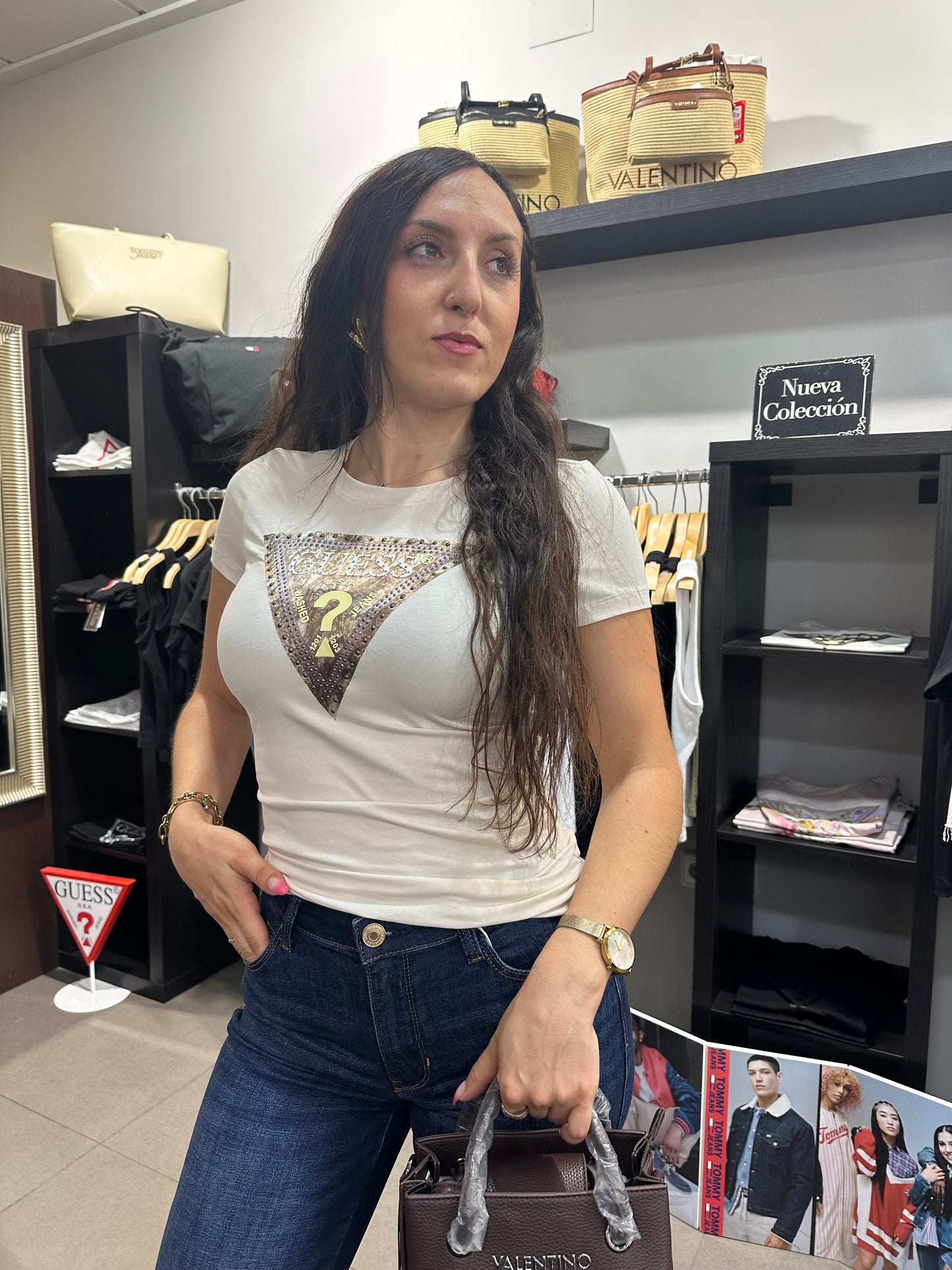 Camiseta Guess beige logo serpiente chocolate