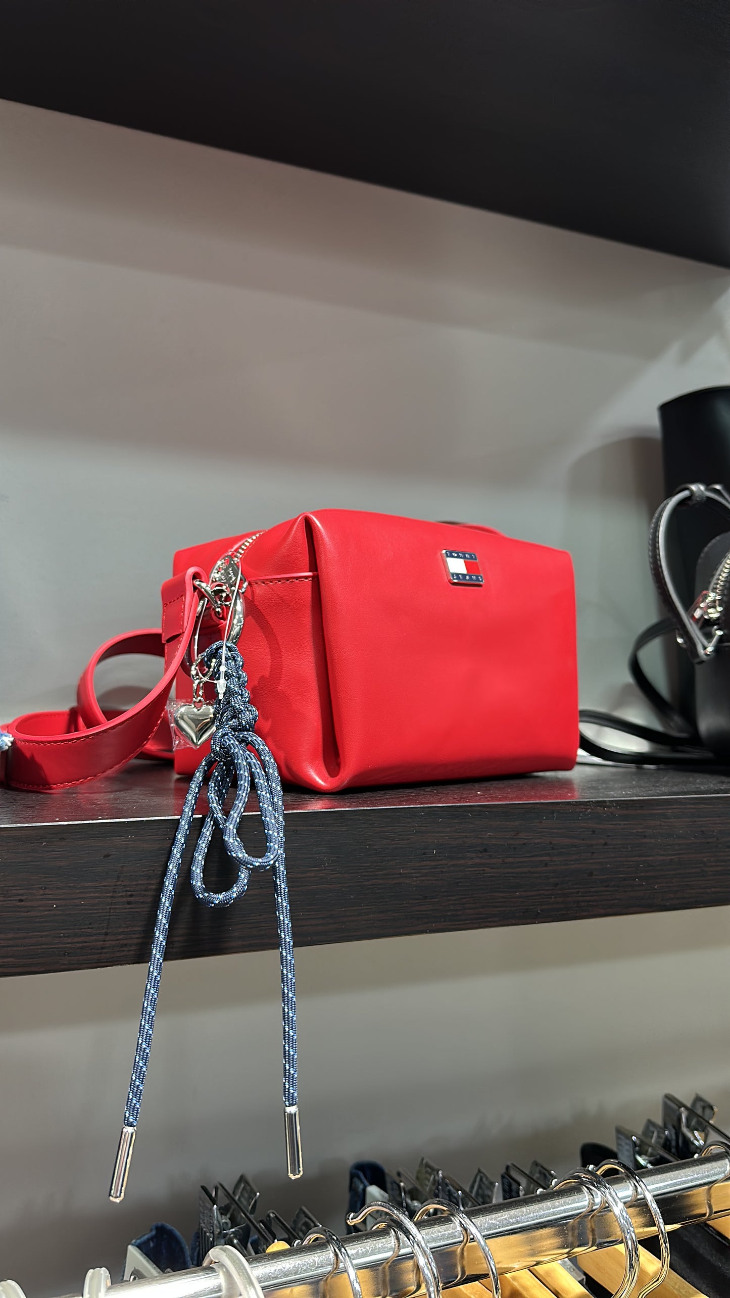 BANDOLERA TOMMY ROJA CHARM