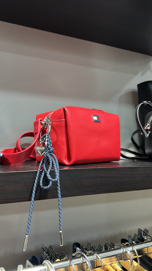 BANDOLERA TOMMY ROJA CHARM