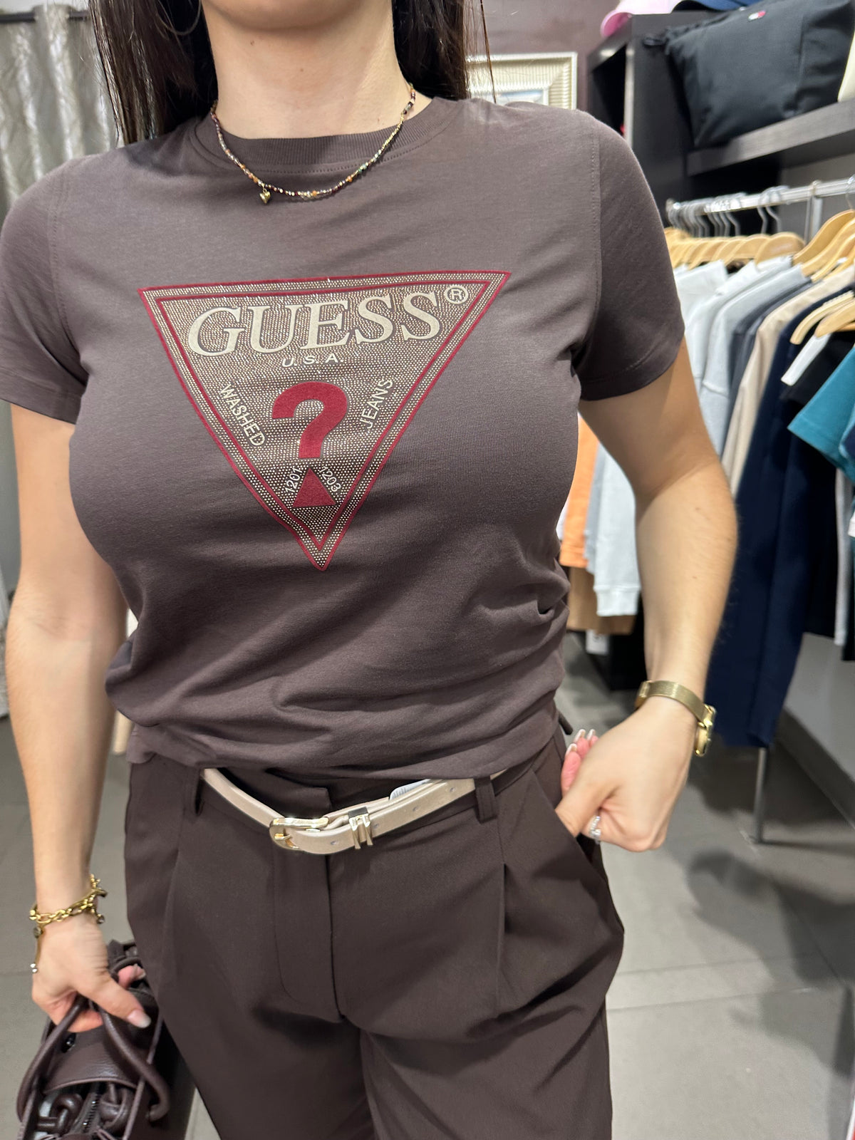 Camiseta Guess beige jaspeada con logo bordado marrón chocolate y brillo rosa (copia)