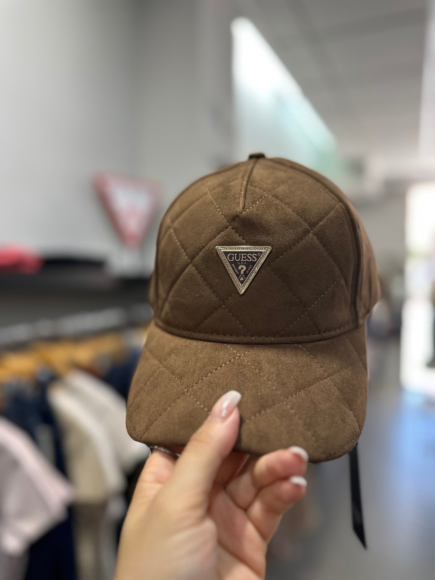 GORRA GUESS CHOCOLATE ACOLCHADA