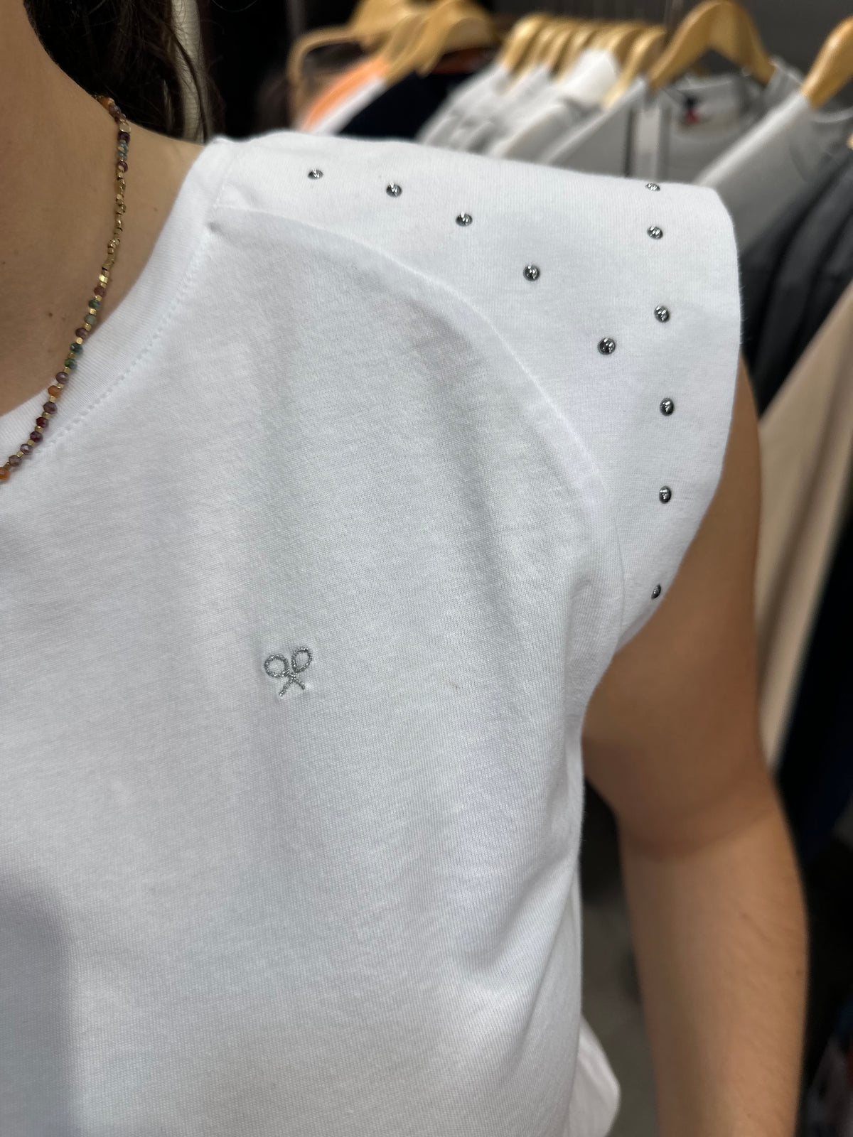 Camiseta silbon tachuelas plata