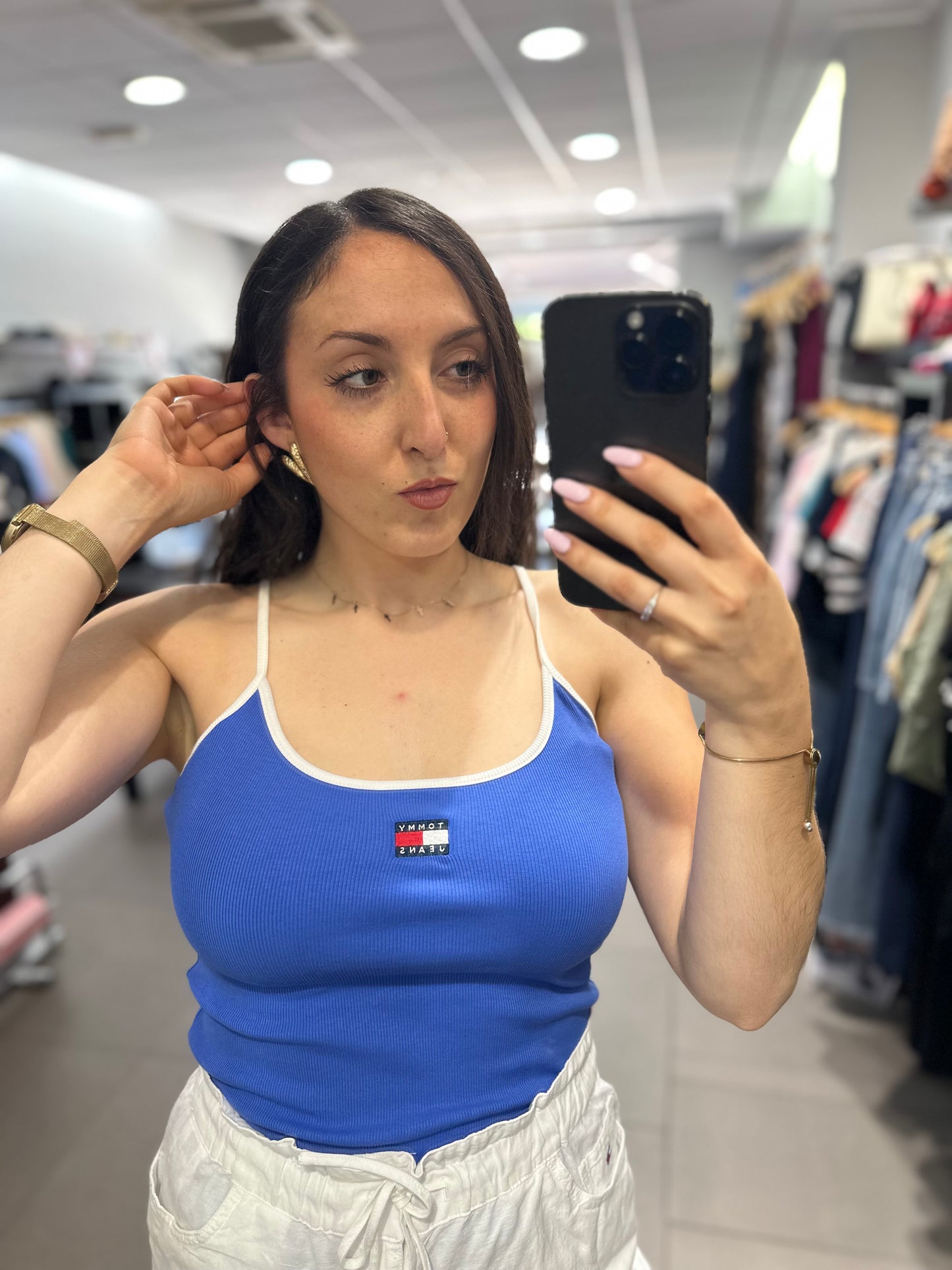 Camiseta Tommy canalé azul tirante vivo en blanco