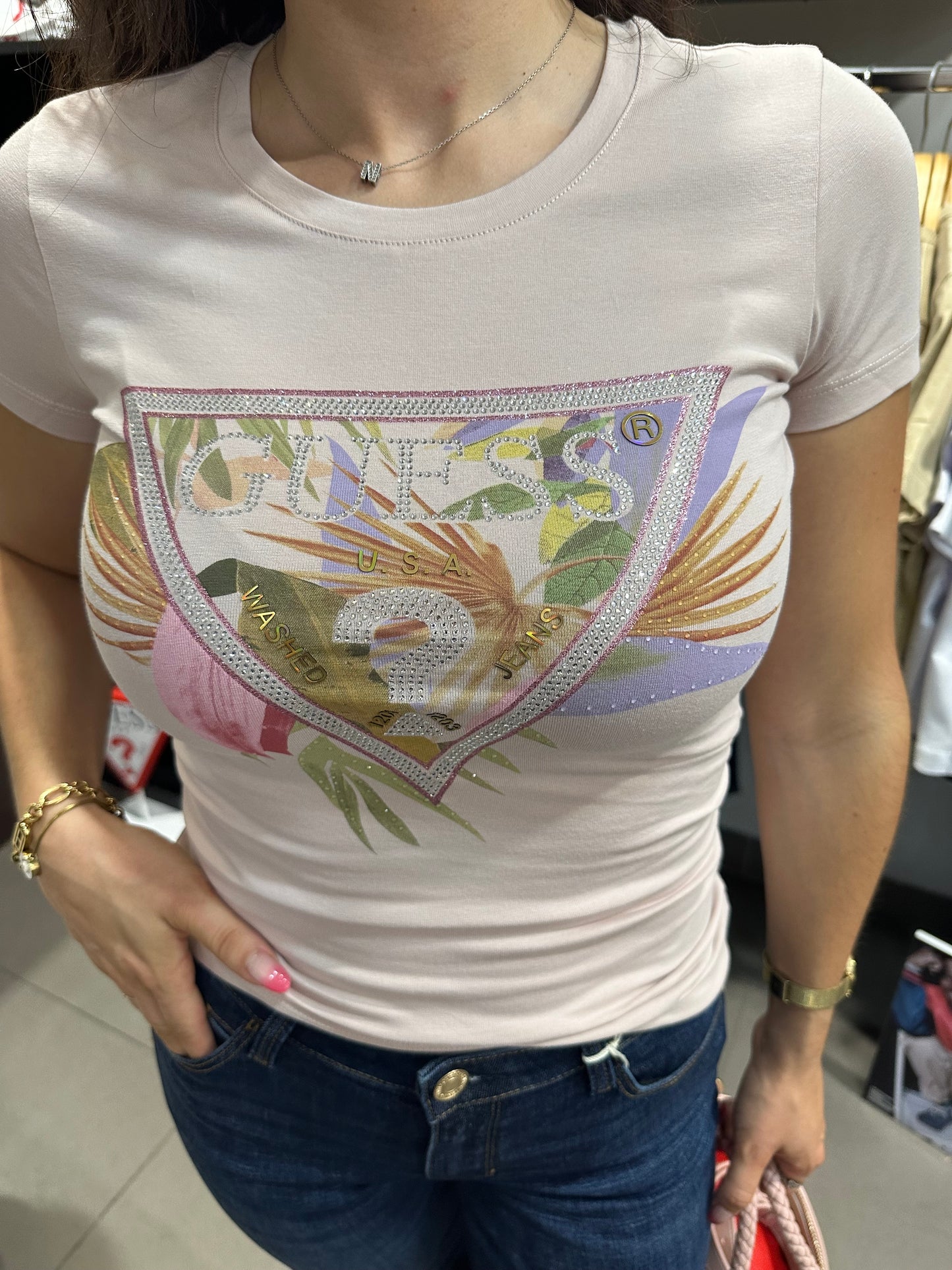 Camiseta Guess rosa con logo flores brillo