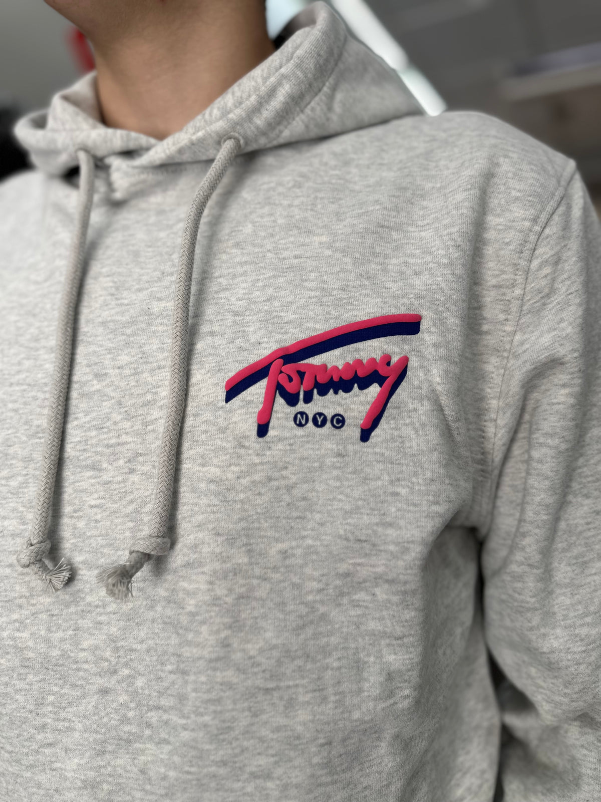 Sudadera Tommy Gris y rosa logo espalda con capucha