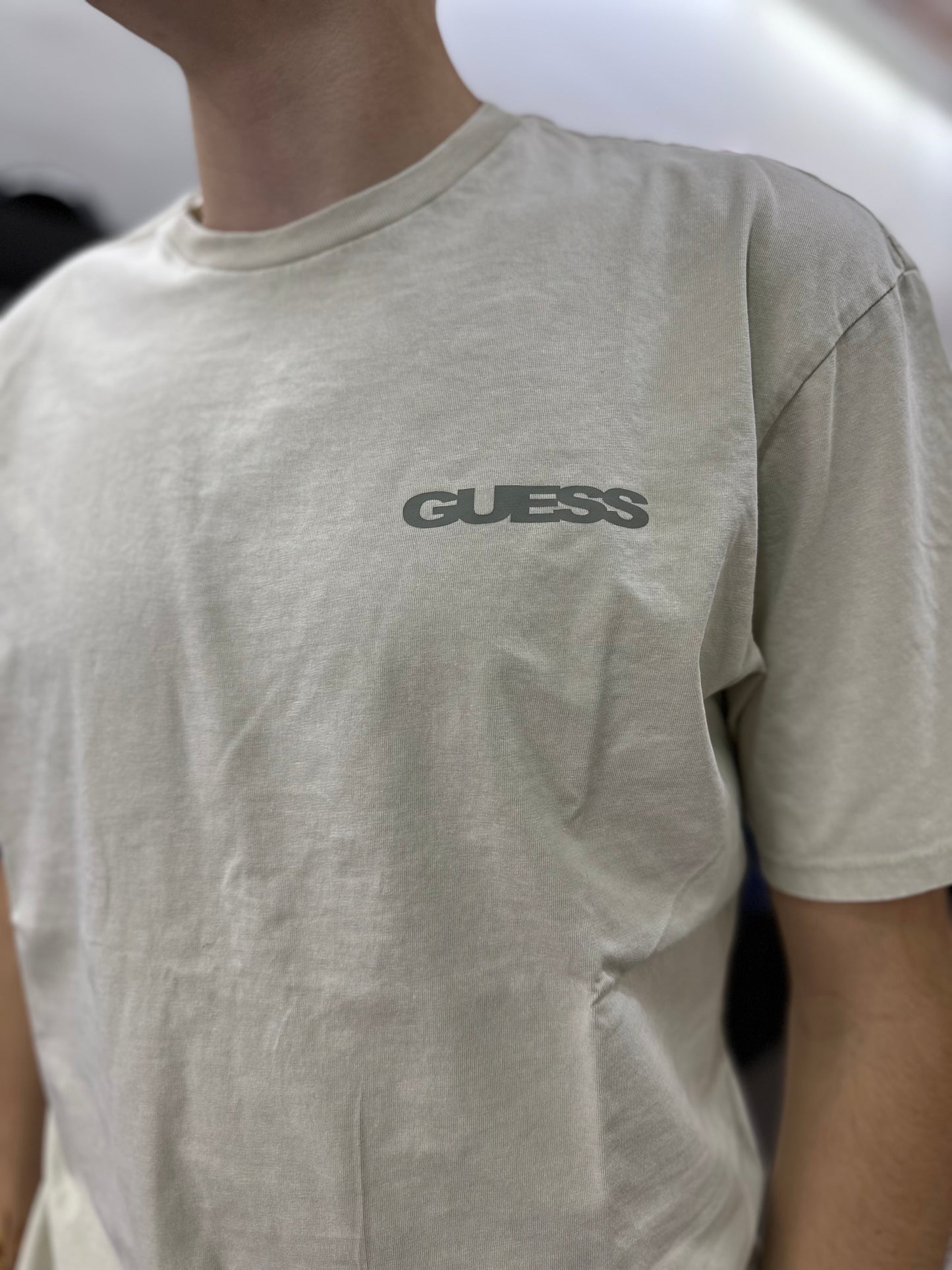 Camiseta Guess crema logo en la espalda