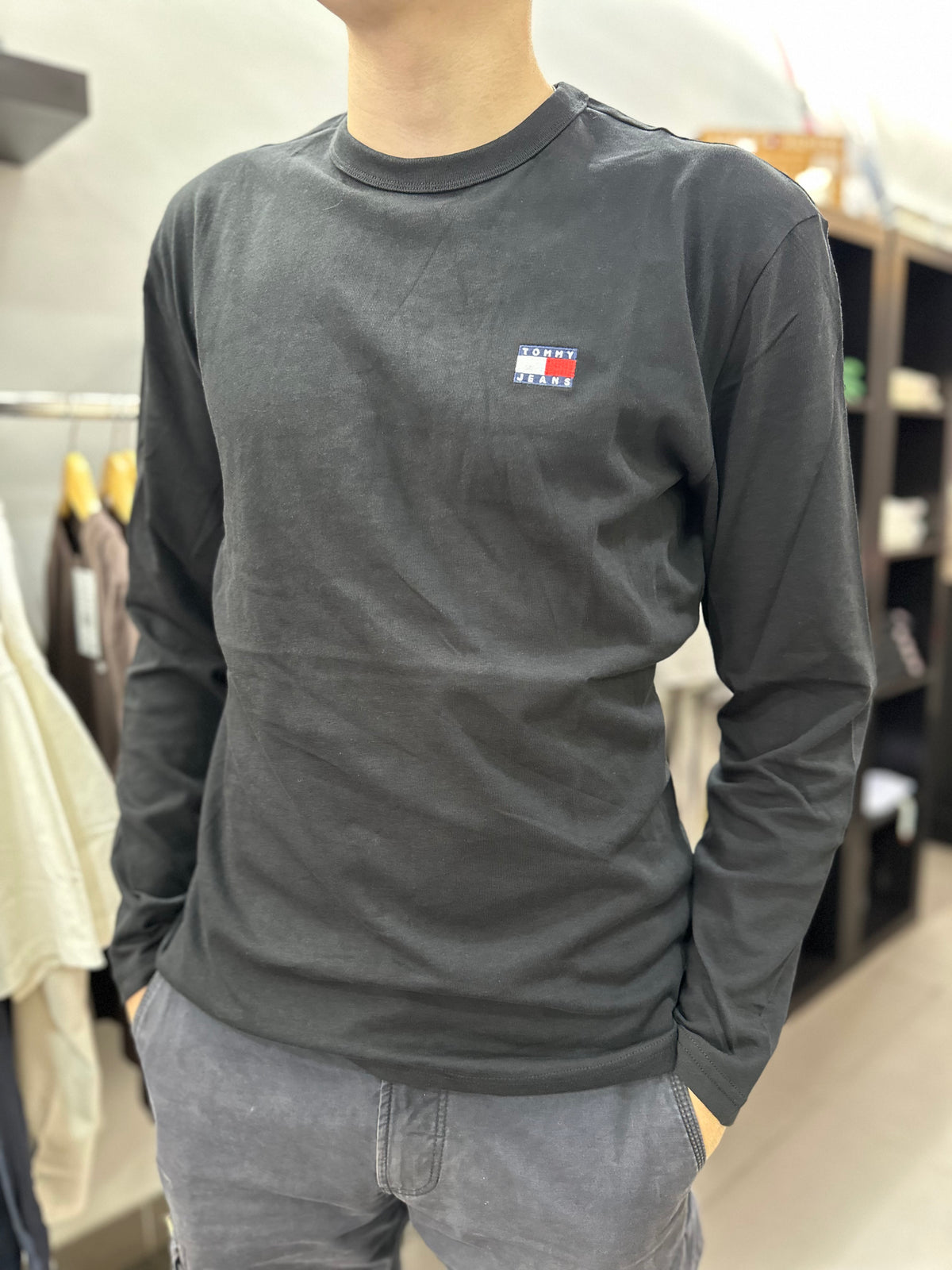 Camiseta Tommy manga larga negra logo bordado