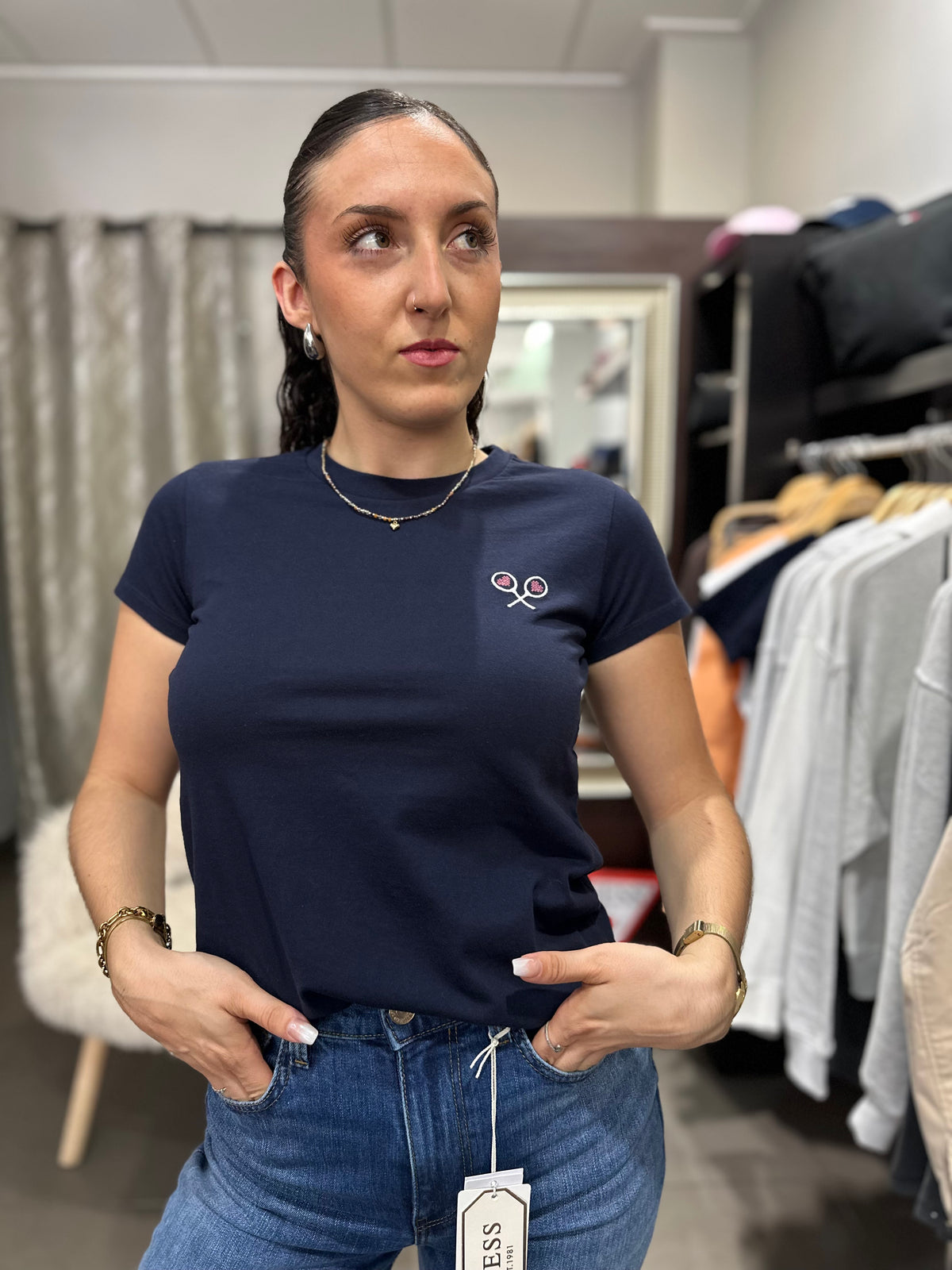 Camiseta silbon marina con logo con corazones bordado