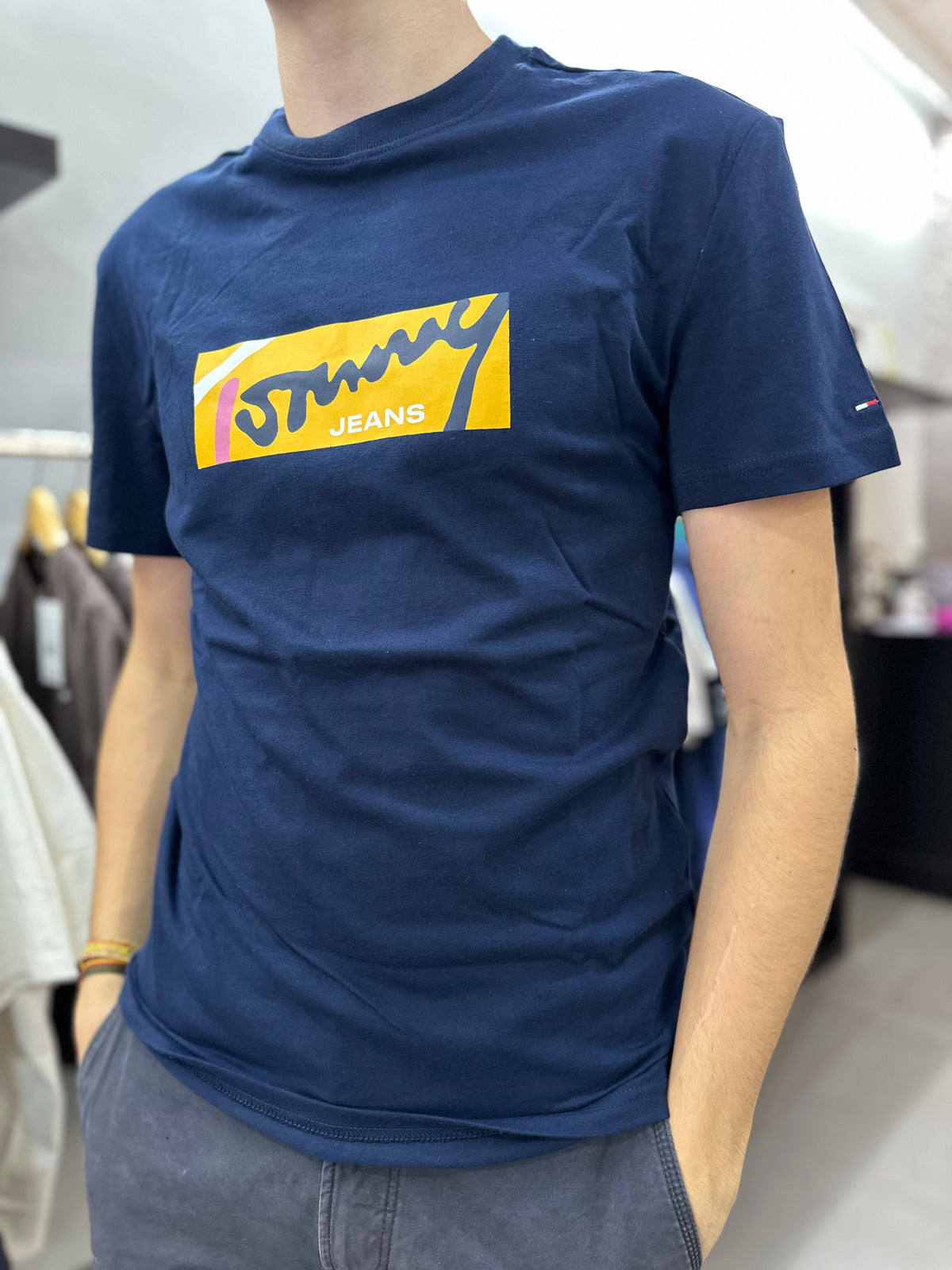 Camiseta Tommy marina logo amarillo y rosa